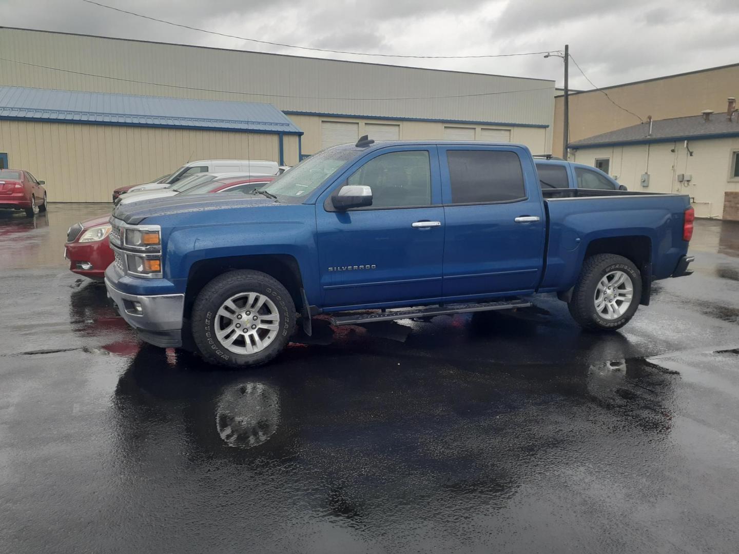2015 Chevrolet Silverado 1500 LT Crew Cab 4WD (3GCUKRECXFG) with an 5.3L V8 OHV 16V engine, 6-Speed Automatic transmission, located at 2015 Cambell Street, Rapid City, SD, 57701, (605) 342-8326, 44.066433, -103.191772 - CARFAX AVAILABLE - Photo#1