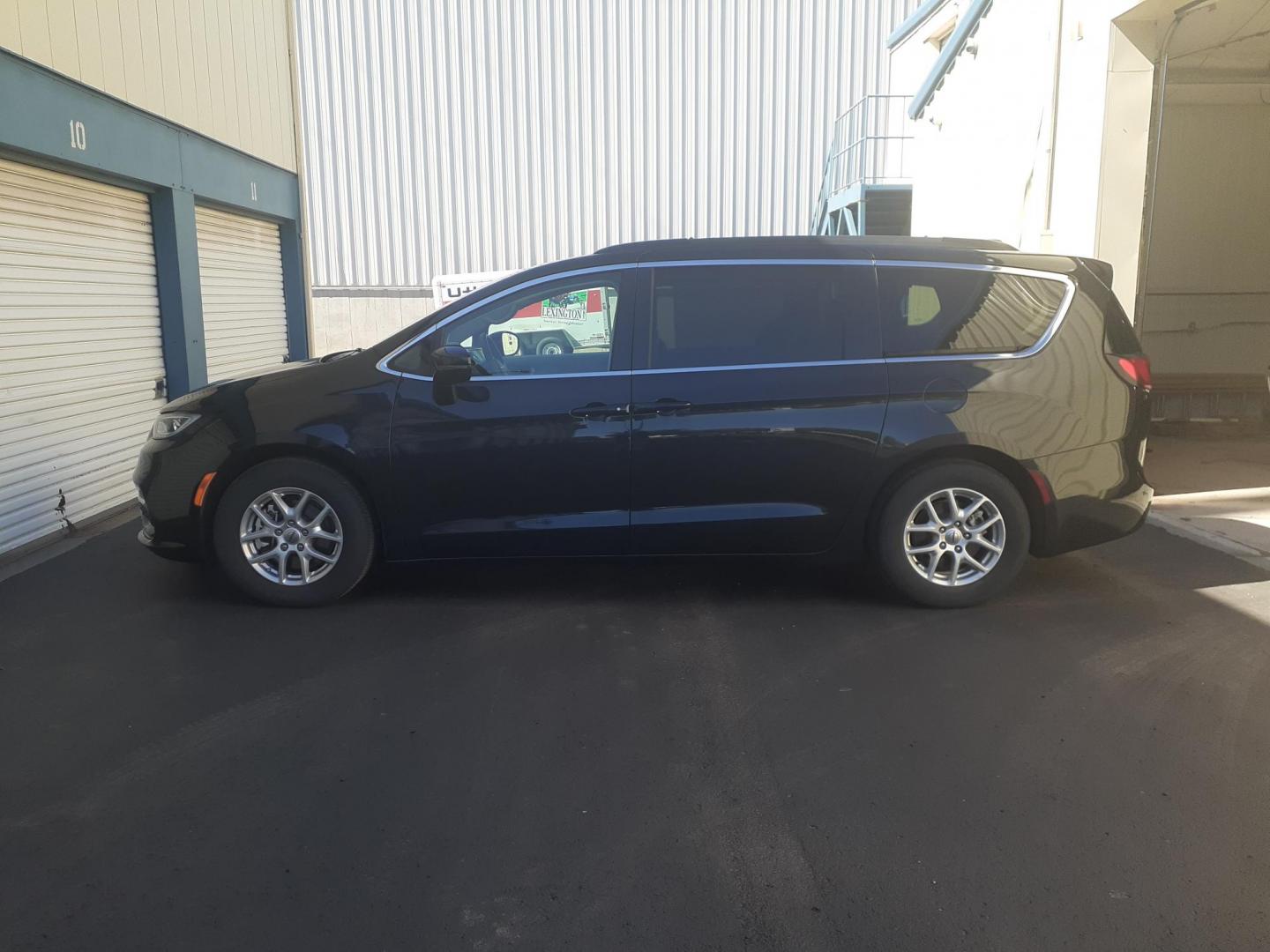 2022 Chrysler Pacifica Touring-L (2C4RC1BG2NR) with an 3.6L V6 DOHC 24V engine, 9A transmission, located at 2015 Cambell Street, Rapid City, SD, 57701, (605) 342-8326, 44.066433, -103.191772 - CARFAX AVAAILABLE - Photo#0