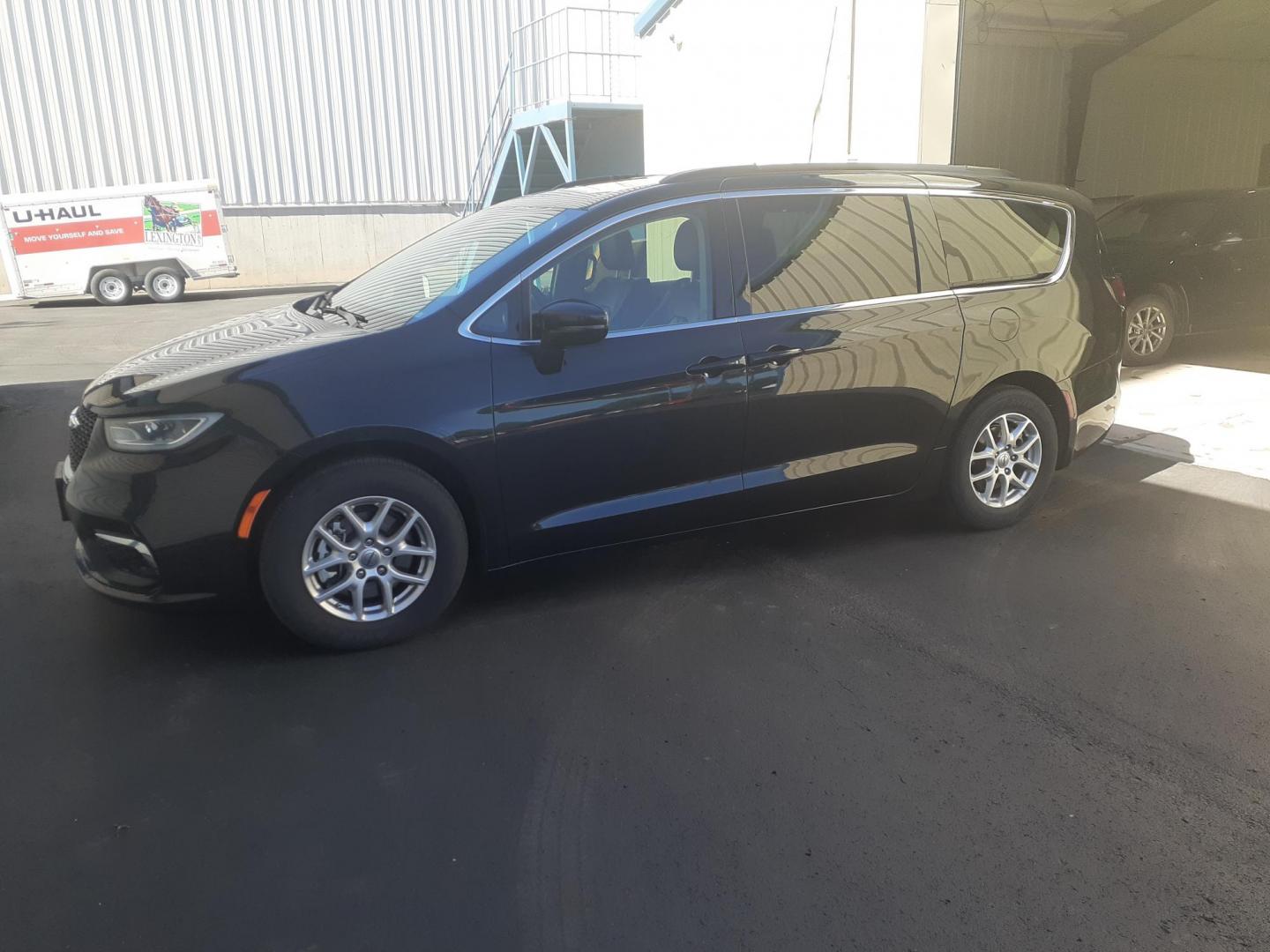 2022 Chrysler Pacifica Touring-L (2C4RC1BG2NR) with an 3.6L V6 DOHC 24V engine, 9A transmission, located at 2015 Cambell Street, Rapid City, SD, 57701, (605) 342-8326, 44.066433, -103.191772 - CARFAX AVAAILABLE - Photo#1