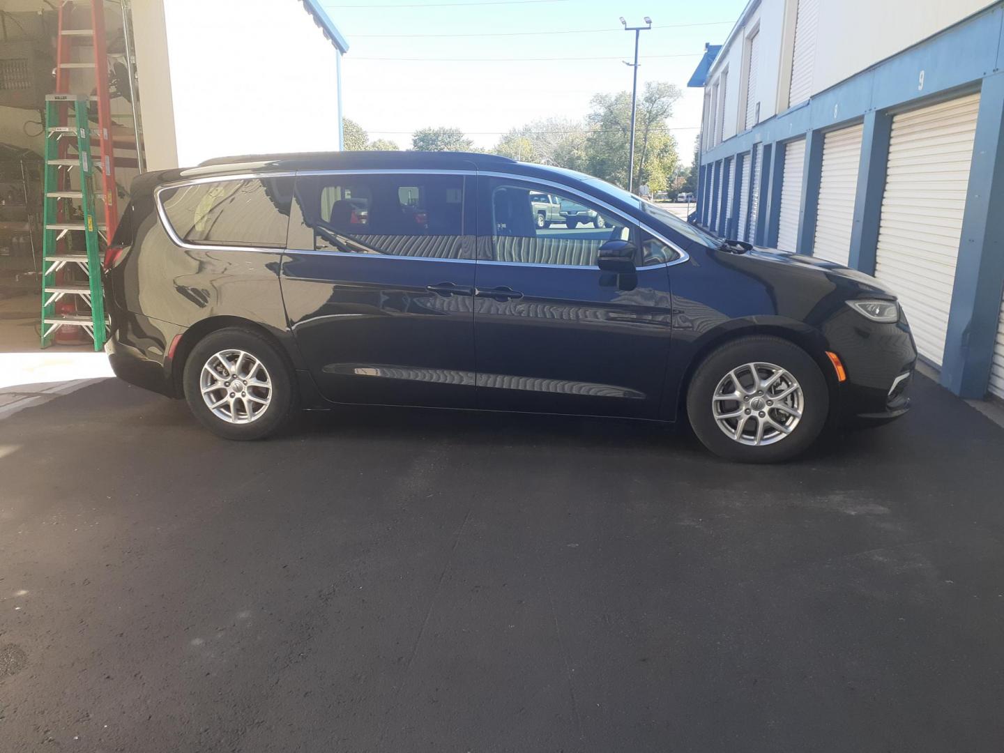 2022 Chrysler Pacifica Touring-L (2C4RC1BG2NR) with an 3.6L V6 DOHC 24V engine, 9A transmission, located at 2015 Cambell Street, Rapid City, SD, 57701, (605) 342-8326, 44.066433, -103.191772 - CARFAX AVAAILABLE - Photo#3