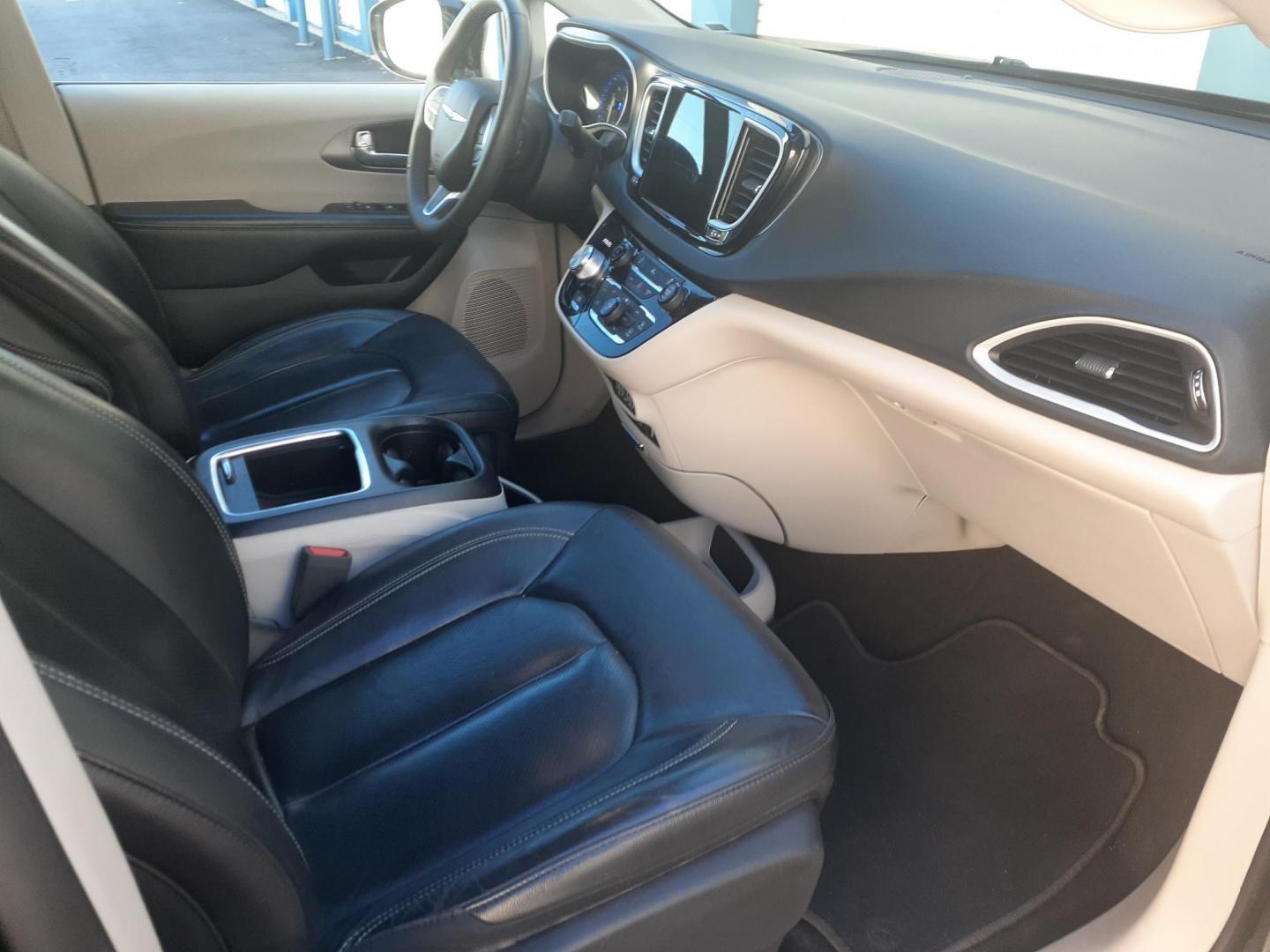 2022 Chrysler Pacifica Touring-L (2C4RC1BG2NR) with an 3.6L V6 DOHC 24V engine, 9A transmission, located at 2015 Cambell Street, Rapid City, SD, 57701, (605) 342-8326, 44.066433, -103.191772 - CARFAX AVAAILABLE - Photo#4