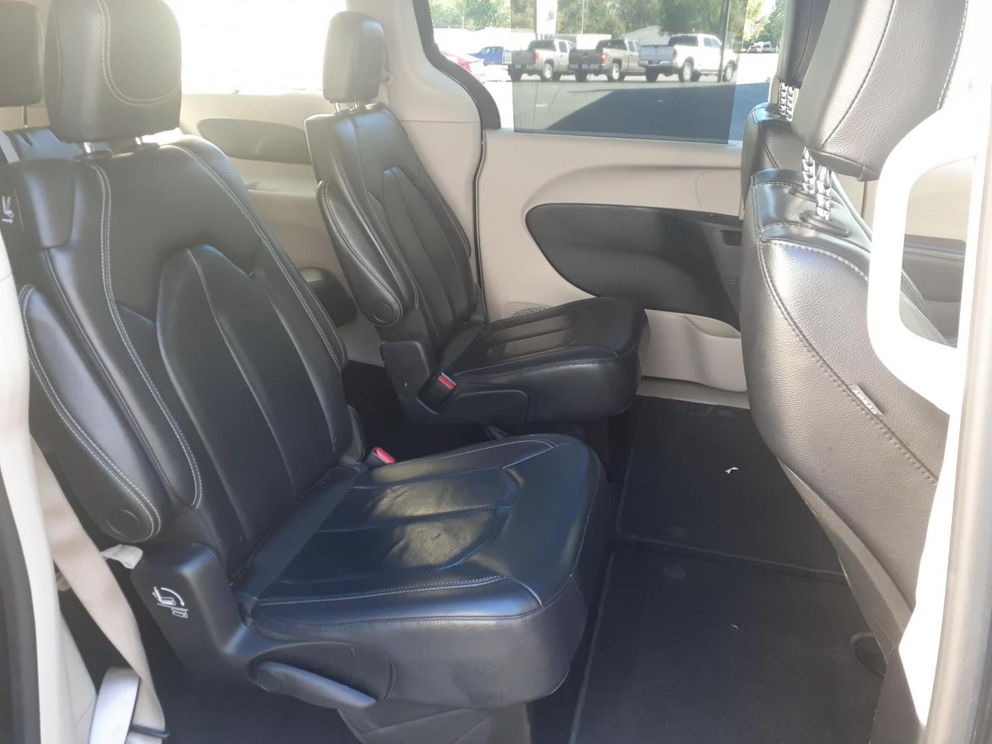 2022 Chrysler Pacifica Touring-L (2C4RC1BG2NR) with an 3.6L V6 DOHC 24V engine, 9A transmission, located at 2015 Cambell Street, Rapid City, SD, 57701, (605) 342-8326, 44.066433, -103.191772 - CARFAX AVAAILABLE - Photo#6