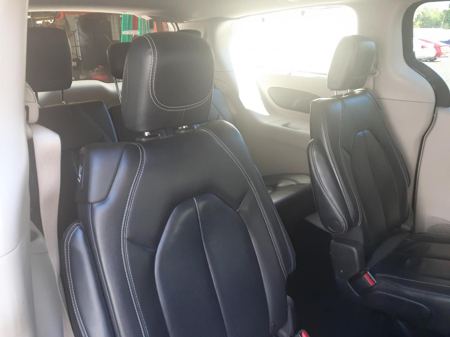 2022 Chrysler Pacifica Touring-L (2C4RC1BG2NR) with an 3.6L V6 DOHC 24V engine, 9A transmission, located at 2015 Cambell Street, Rapid City, SD, 57701, (605) 342-8326, 44.066433, -103.191772 - CARFAX AVAAILABLE - Photo#7