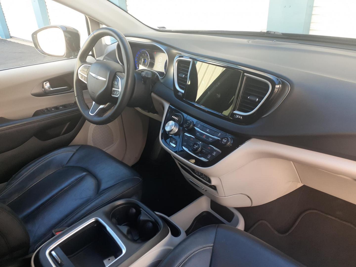 2022 Chrysler Pacifica Touring-L (2C4RC1BG2NR) with an 3.6L V6 DOHC 24V engine, 9A transmission, located at 2015 Cambell Street, Rapid City, SD, 57701, (605) 342-8326, 44.066433, -103.191772 - CARFAX AVAAILABLE - Photo#5