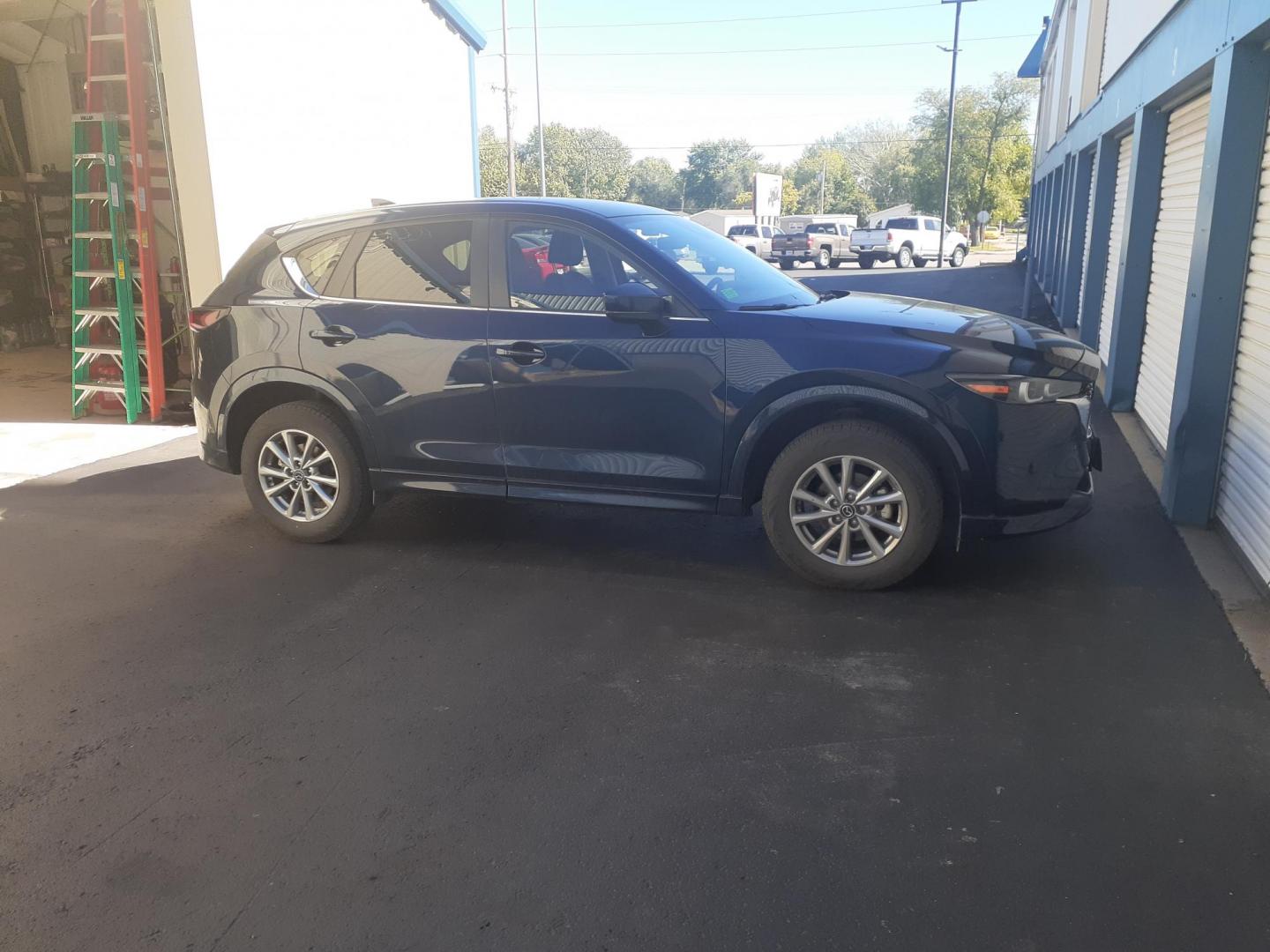 2024 Mazda CX-5 Select (JM3KFBBL4R0) with an 2.5L L4 DOHC 16V engine, 6A transmission, located at 2015 Cambell Street, Rapid City, SD, 57701, (605) 342-8326, 44.066433, -103.191772 - CARFAX AVAILABLE - Photo#4