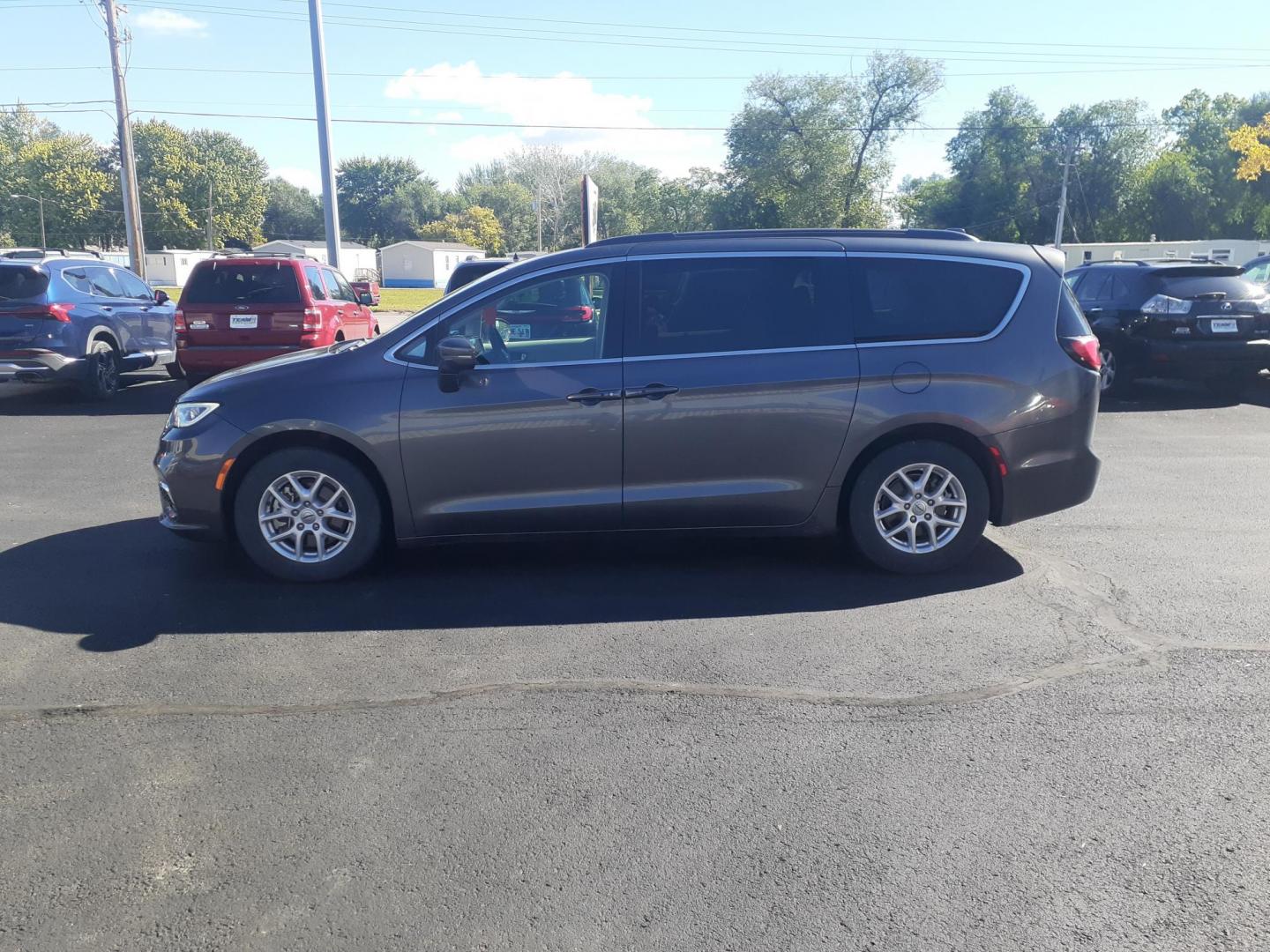 2022 Chrysler Pacifica Touring-L (2C4RC1BG0NR) with an 3.6L V6 DOHC 24V engine, 9A transmission, located at 2015 Cambell Street, Rapid City, SD, 57701, (605) 342-8326, 44.066433, -103.191772 - CARFAX AVAILABLE - Photo#0