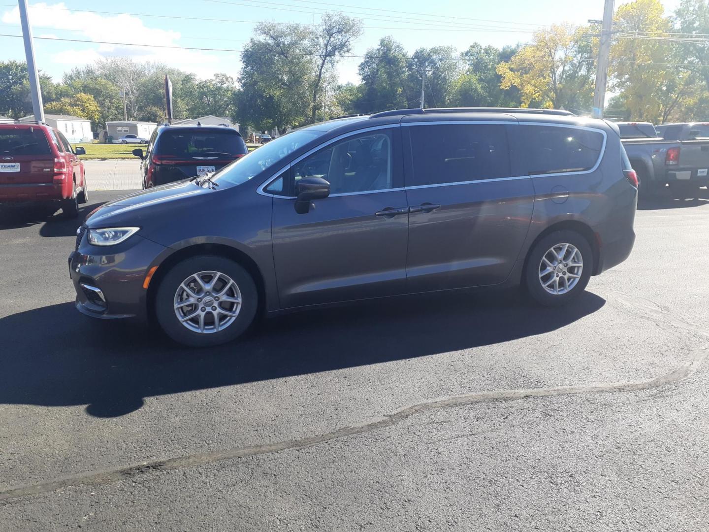 2022 Chrysler Pacifica Touring-L (2C4RC1BG0NR) with an 3.6L V6 DOHC 24V engine, 9A transmission, located at 2015 Cambell Street, Rapid City, SD, 57701, (605) 342-8326, 44.066433, -103.191772 - CARFAX AVAILABLE - Photo#1