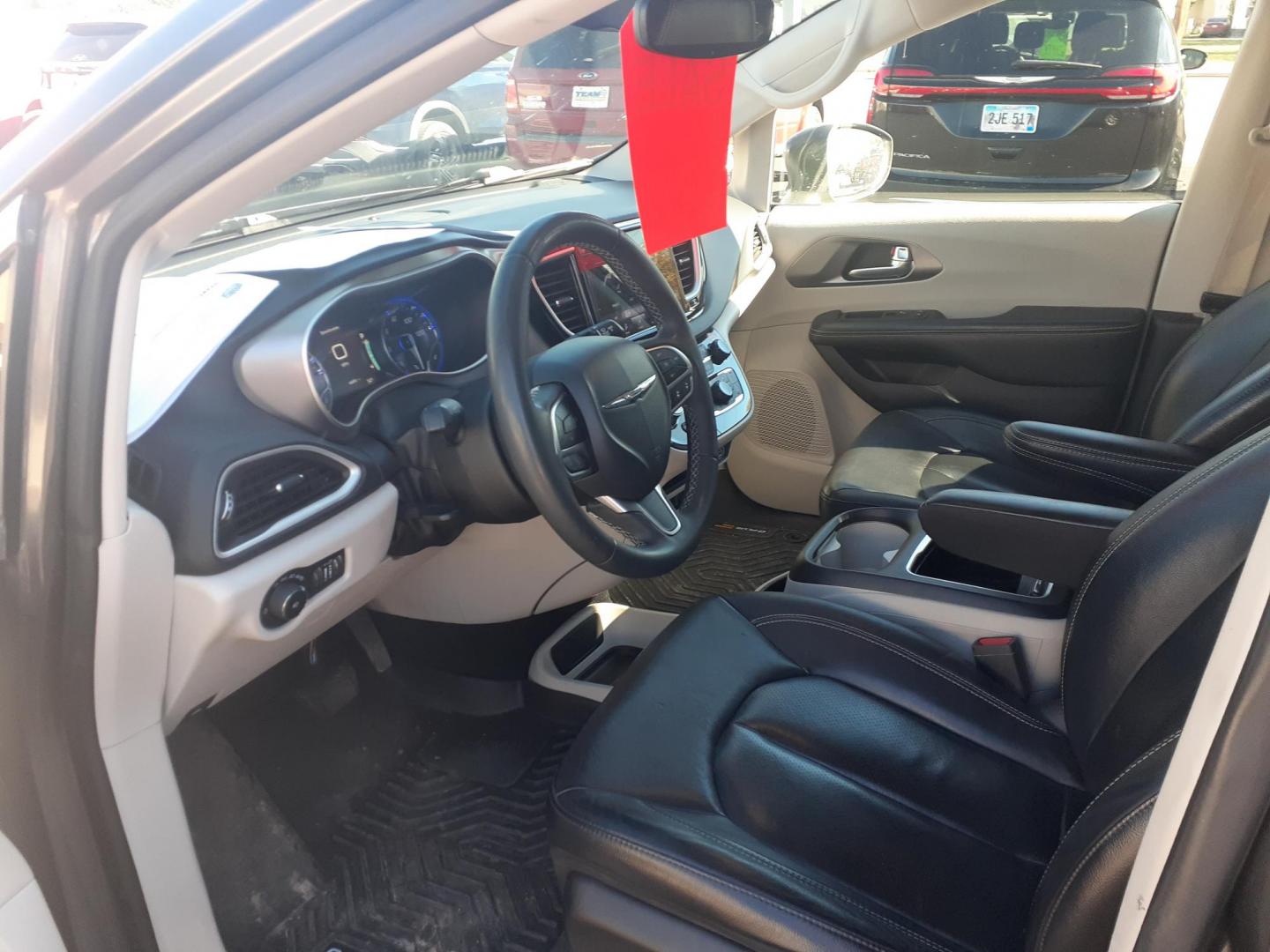2022 Chrysler Pacifica Touring-L (2C4RC1BG0NR) with an 3.6L V6 DOHC 24V engine, 9A transmission, located at 2015 Cambell Street, Rapid City, SD, 57701, (605) 342-8326, 44.066433, -103.191772 - CARFAX AVAILABLE - Photo#3
