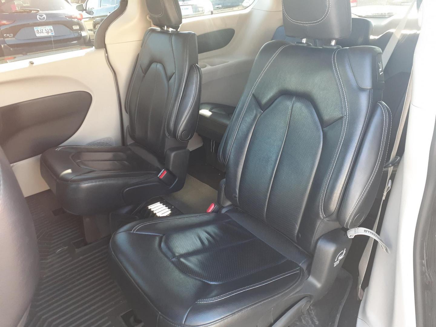 2022 Chrysler Pacifica Touring-L (2C4RC1BG0NR) with an 3.6L V6 DOHC 24V engine, 9A transmission, located at 2015 Cambell Street, Rapid City, SD, 57701, (605) 342-8326, 44.066433, -103.191772 - CARFAX AVAILABLE - Photo#4