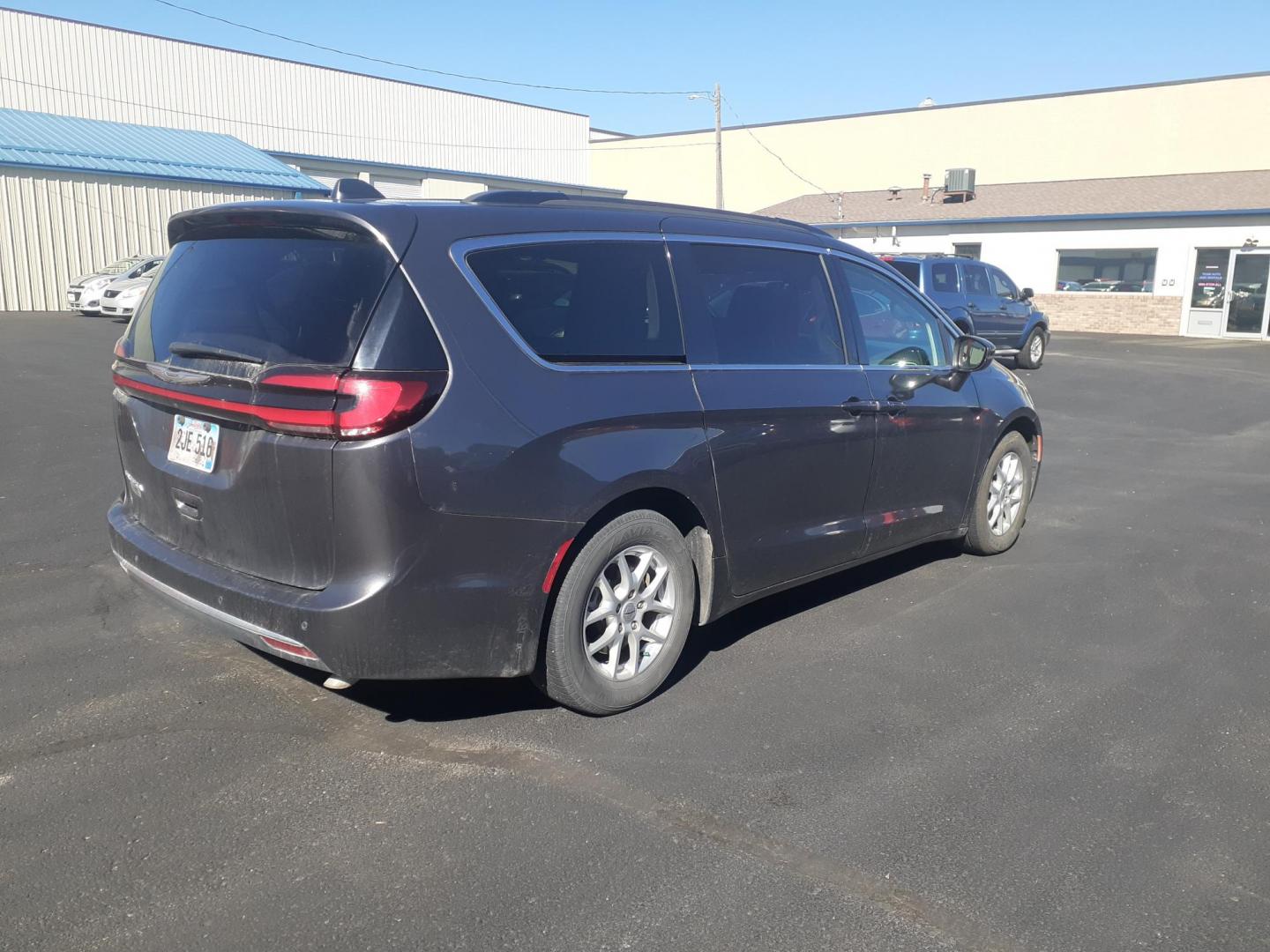 2022 Chrysler Pacifica Touring-L (2C4RC1BG0NR) with an 3.6L V6 DOHC 24V engine, 9A transmission, located at 2015 Cambell Street, Rapid City, SD, 57701, (605) 342-8326, 44.066433, -103.191772 - CARFAX AVAILABLE - Photo#6