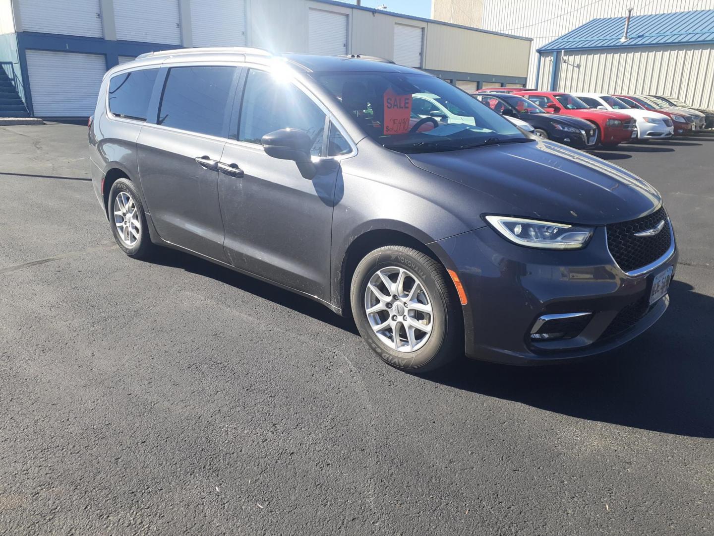 2022 Chrysler Pacifica Touring-L (2C4RC1BG0NR) with an 3.6L V6 DOHC 24V engine, 9A transmission, located at 2015 Cambell Street, Rapid City, SD, 57701, (605) 342-8326, 44.066433, -103.191772 - CARFAX AVAILABLE - Photo#7