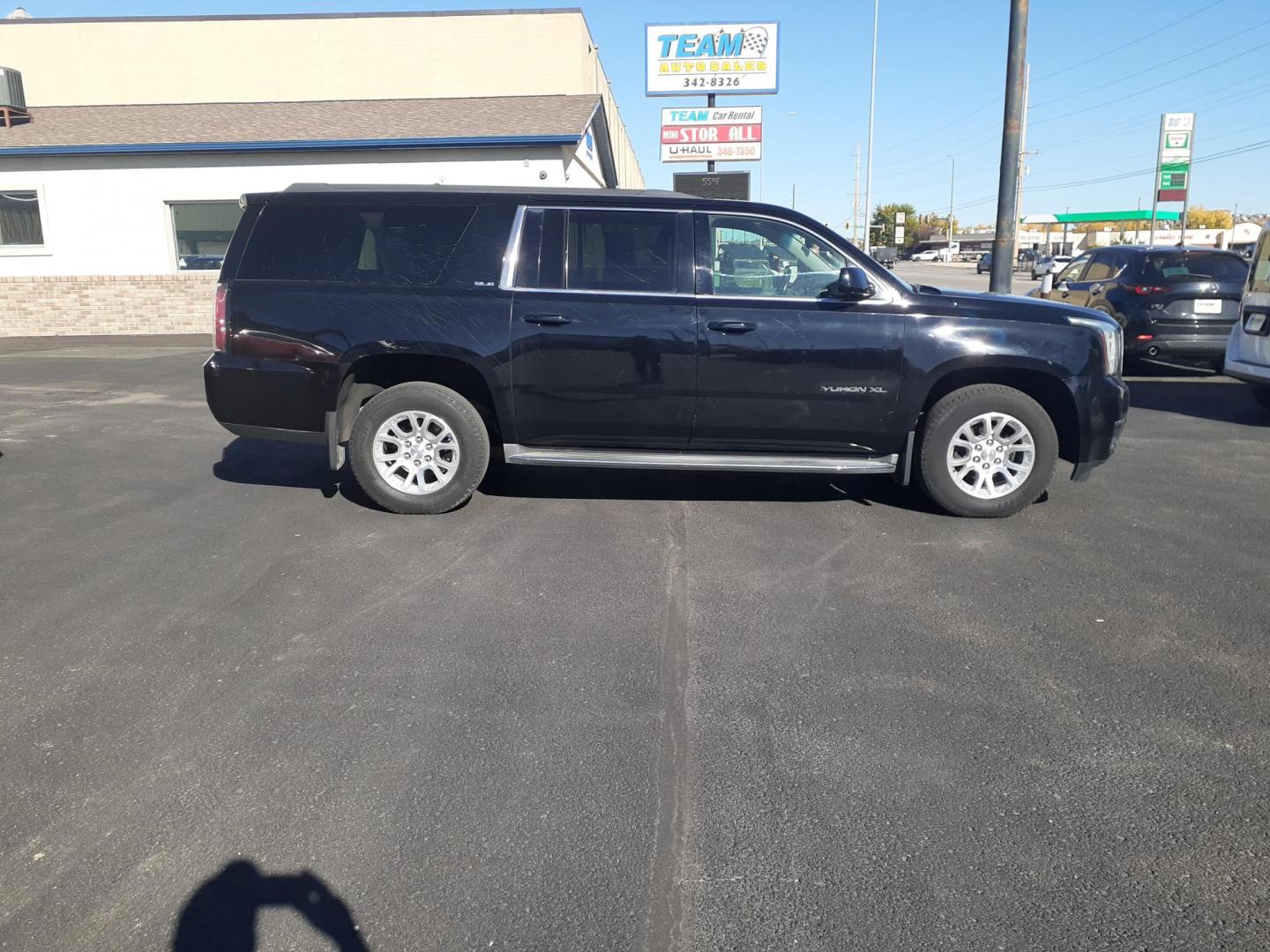 2015 GMC Yukon XL SLE 1/2 Ton 4WD (1GKS2GKCXFR) with an 5.3L V8 OHV 16V engine, 6-Speed Automatic transmission, located at 2015 Cambell Street, Rapid City, SD, 57701, (605) 342-8326, 44.066433, -103.191772 - CARFAX AVAILABLE - Photo#4