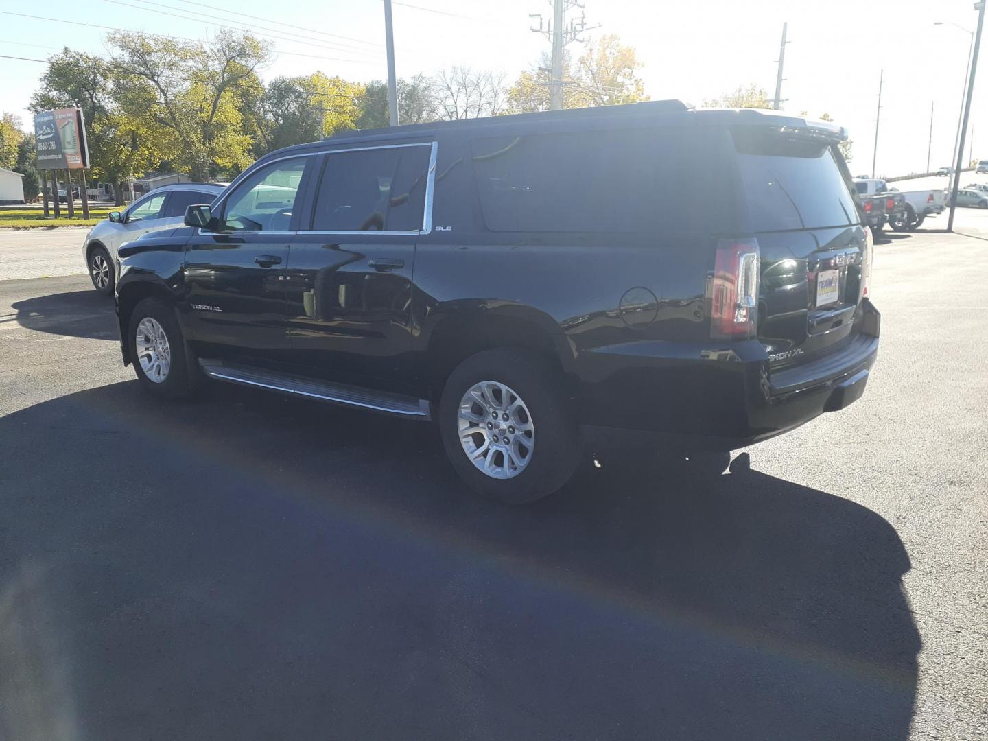 2015 GMC Yukon XL SLE 1/2 Ton 4WD (1GKS2GKCXFR) with an 5.3L V8 OHV 16V engine, 6-Speed Automatic transmission, located at 2015 Cambell Street, Rapid City, SD, 57701, (605) 342-8326, 44.066433, -103.191772 - CARFAX AVAILABLE - Photo#2