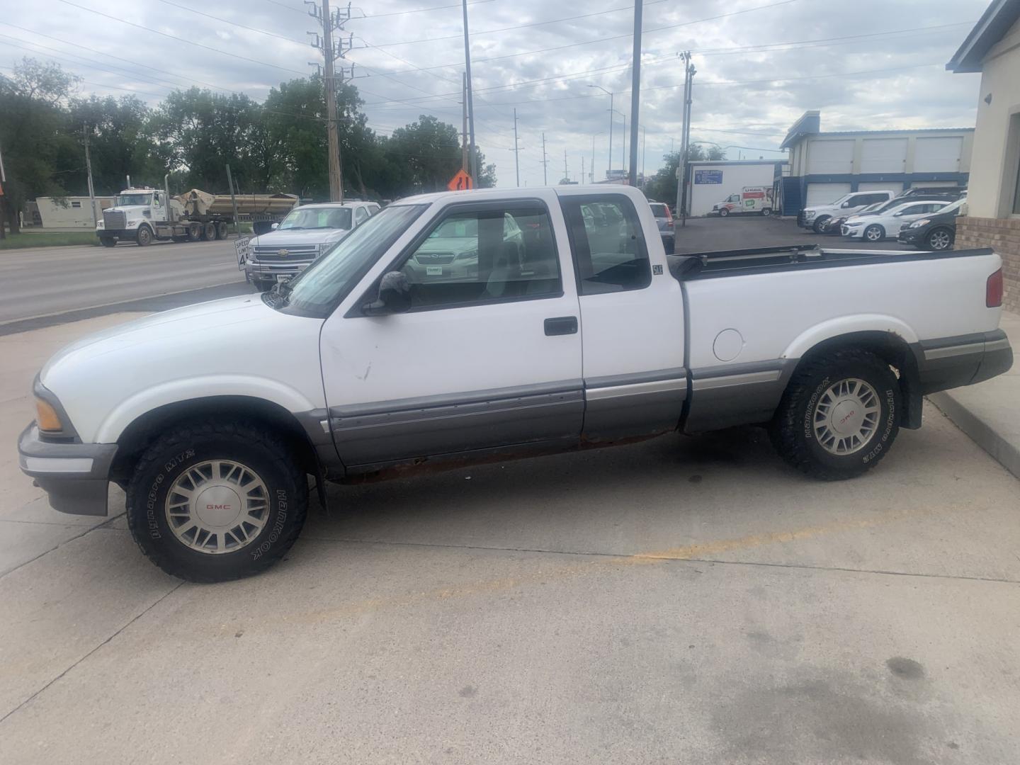 1995 GMC Sonoma Club Coupe 4WD (1GTCT19W1S8) with an 4.3L V6 OHV 12V engine, located at 2015 Cambell Street, Rapid City, SD, 57701, (605) 342-8326, 44.066433, -103.191772 - CARFAX AVAILABLE CASH ONLY VEHICLE NO FINANCING AVAILABLE- Photo#2