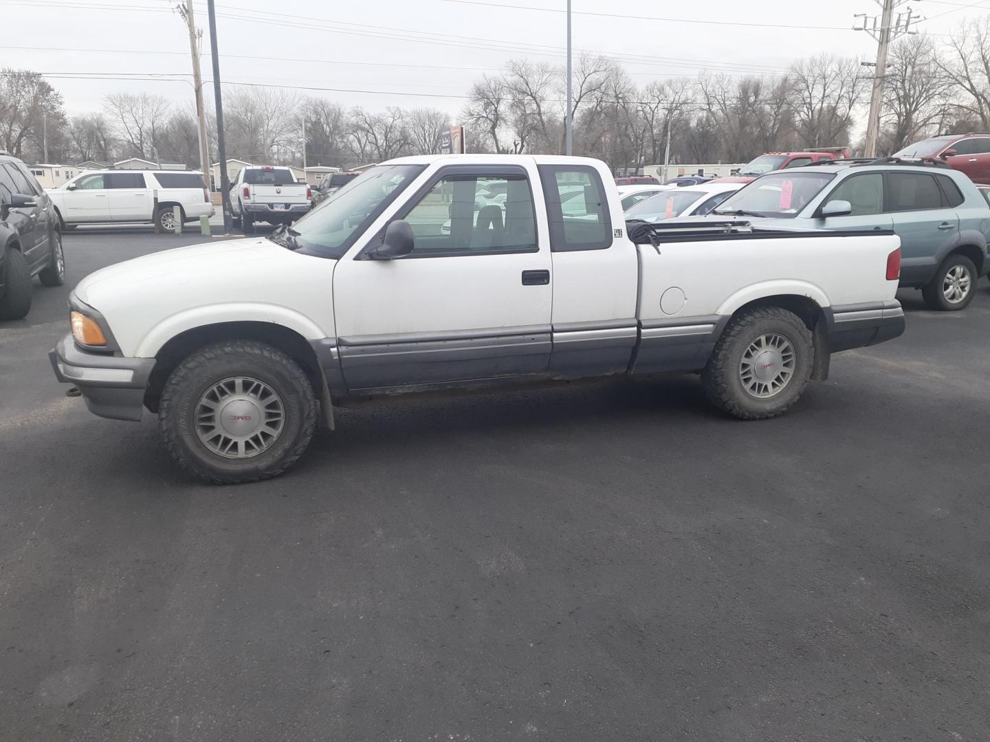 1995 GMC Sonoma Club Coupe 4WD (1GTCT19W1S8) with an 4.3L V6 OHV 12V engine, located at 2015 Cambell Street, Rapid City, SD, 57701, (605) 342-8326, 44.066433, -103.191772 - CARFAX AVAILABLE CASH ONLY VEHICLE NO FINANCING AVAILABLE - Photo#1
