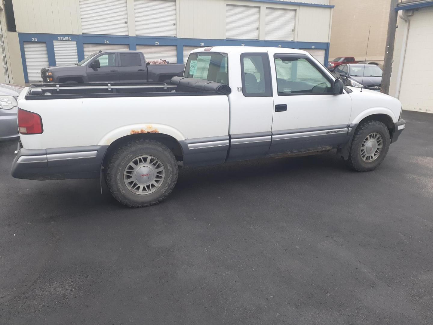 1995 GMC Sonoma Club Coupe 4WD (1GTCT19W1S8) with an 4.3L V6 OHV 12V engine, located at 2015 Cambell Street, Rapid City, SD, 57701, (605) 342-8326, 44.066433, -103.191772 - CARFAX AVAILABLE CASH ONLY VEHICLE NO FINANCING AVAILABLE - Photo#2