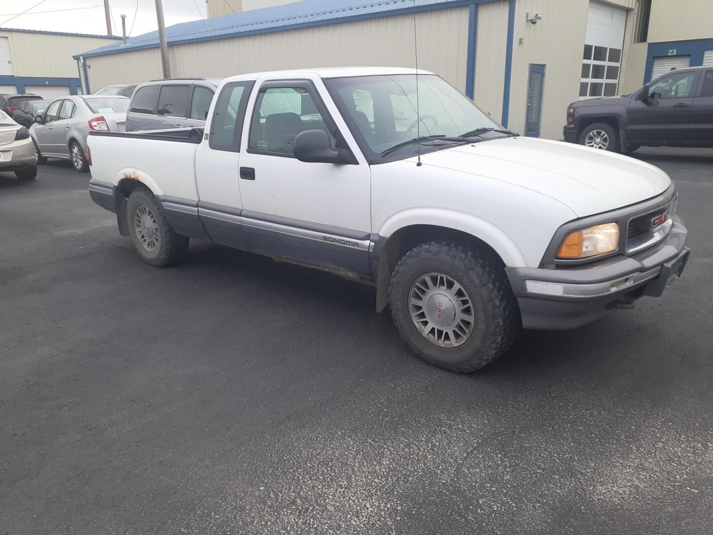 1995 GMC Sonoma Club Coupe 4WD (1GTCT19W1S8) with an 4.3L V6 OHV 12V engine, located at 2015 Cambell Street, Rapid City, SD, 57701, (605) 342-8326, 44.066433, -103.191772 - CARFAX AVAILABLE CASH ONLY VEHICLE NO FINANCING AVAILABLE - Photo#3