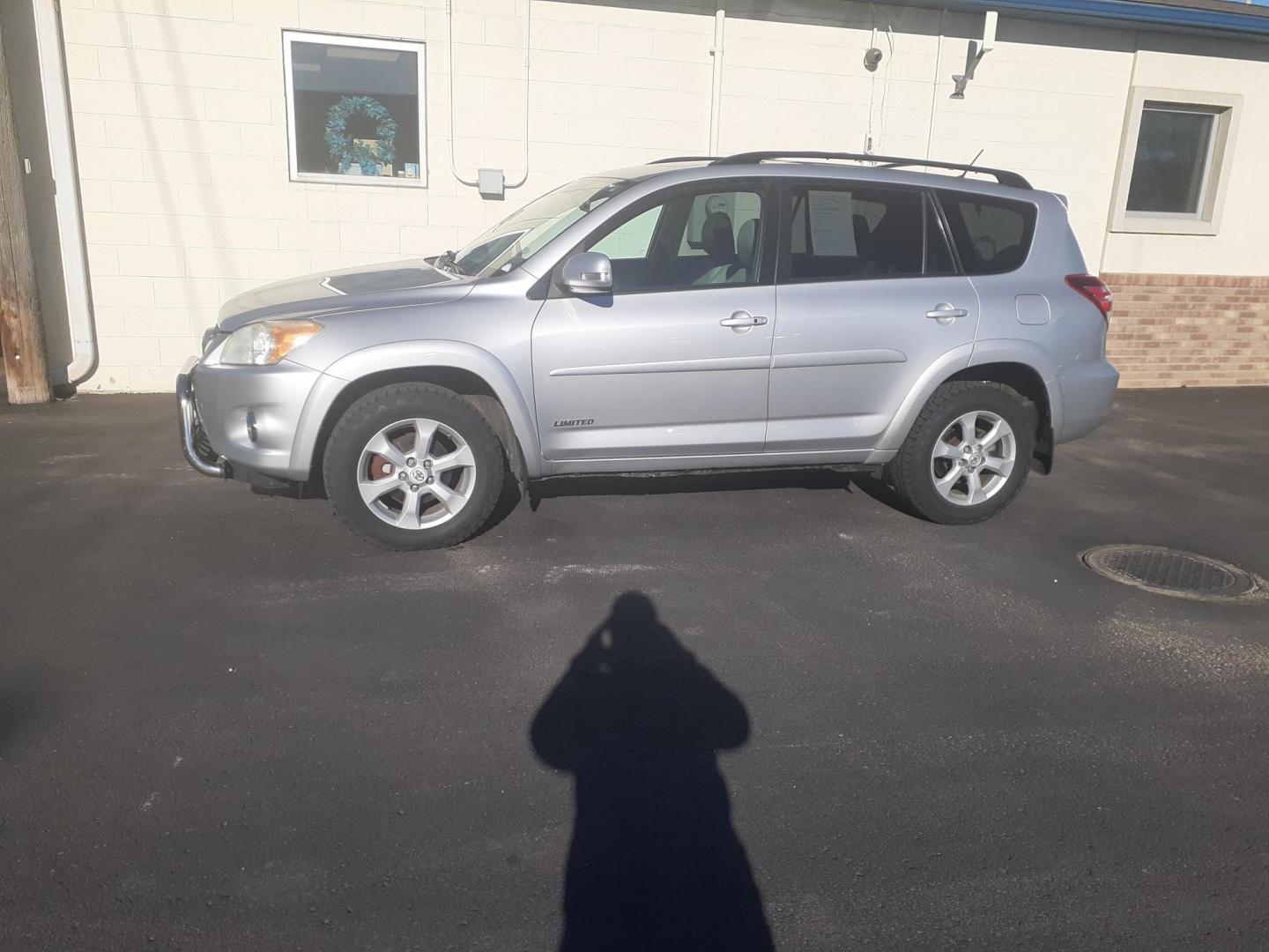 2011 Toyota RAV4 Limited V6 4WD (2T3DK4DV7BW) with an 3.5L V6 DOHC 24V engine, 5-Speed Automatic transmission, located at 2015 Cambell Street, Rapid City, SD, 57701, (605) 342-8326, 44.066433, -103.191772 - CARFAX AVAILABLE - Photo#1
