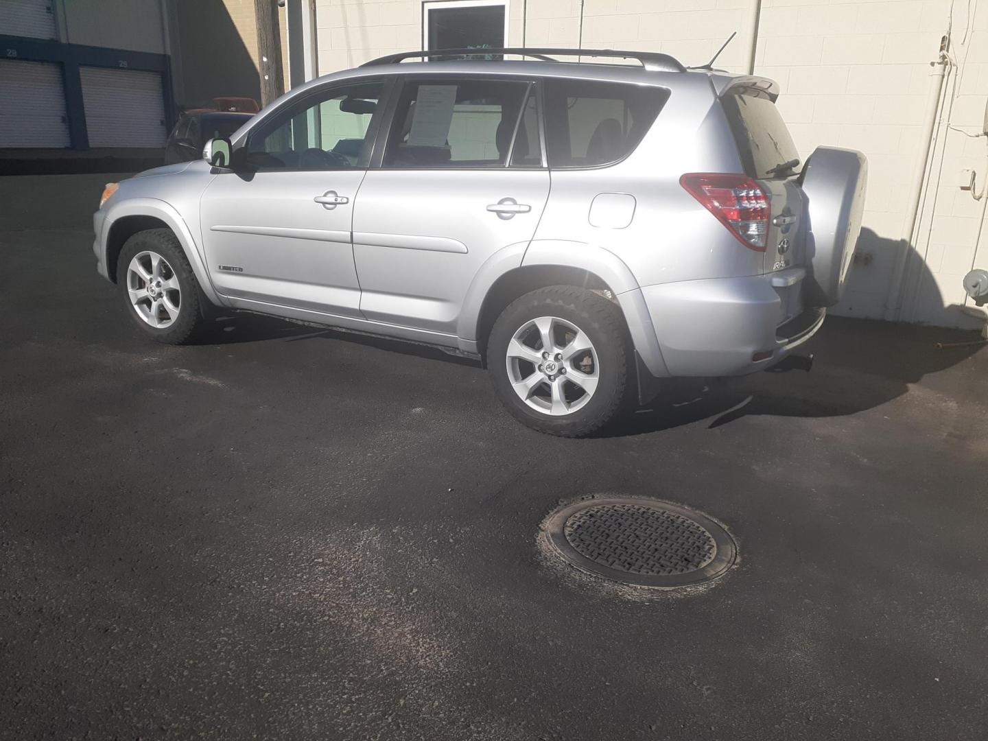2011 Toyota RAV4 Limited V6 4WD (2T3DK4DV7BW) with an 3.5L V6 DOHC 24V engine, 5-Speed Automatic transmission, located at 2015 Cambell Street, Rapid City, SD, 57701, (605) 342-8326, 44.066433, -103.191772 - CARFAX AVAILABLE - Photo#2