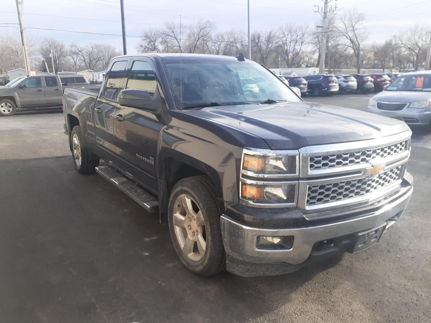 2015 Chevrolet Silverado 1500 LT Double Cab 4WD (1GCVKREC5FZ) with an 5.3L V8 OHV 16V engine, 6-Speed Automatic transmission, located at 2015 Cambell Street, Rapid City, SD, 57701, (605) 342-8326, 44.066433, -103.191772 - CARFAX AVAILABLE - Photo#4