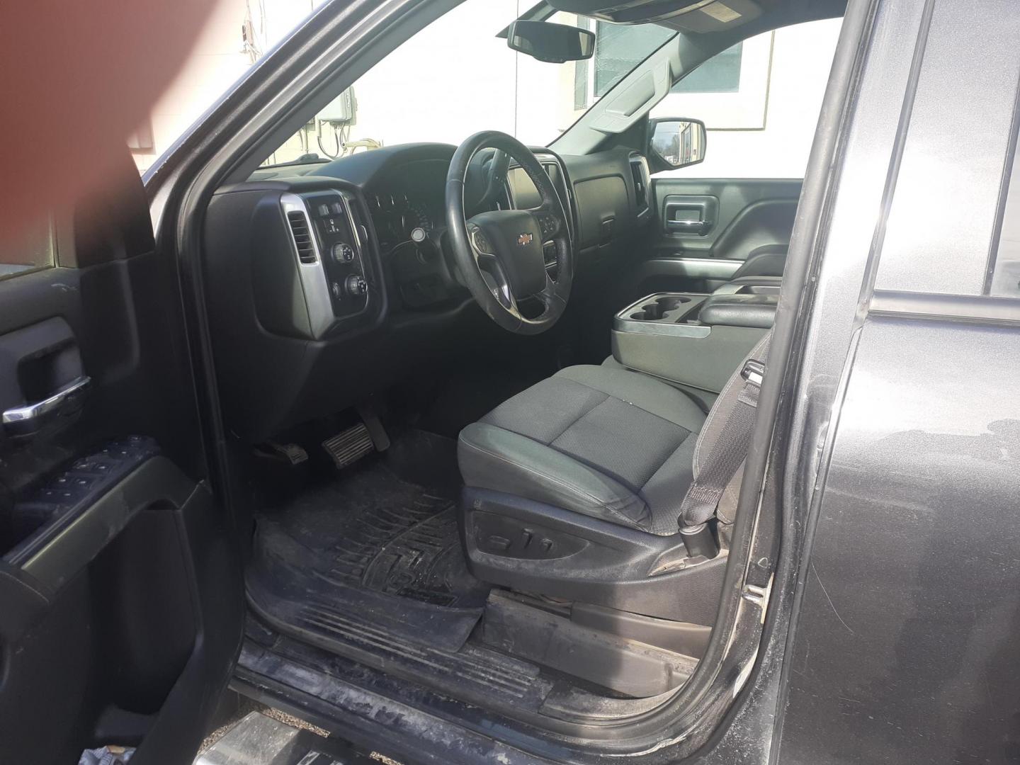 2015 Chevrolet Silverado 1500 LT Double Cab 4WD (1GCVKREC5FZ) with an 5.3L V8 OHV 16V engine, 6-Speed Automatic transmission, located at 2015 Cambell Street, Rapid City, SD, 57701, (605) 342-8326, 44.066433, -103.191772 - CARFAX AVAILABLE - Photo#5