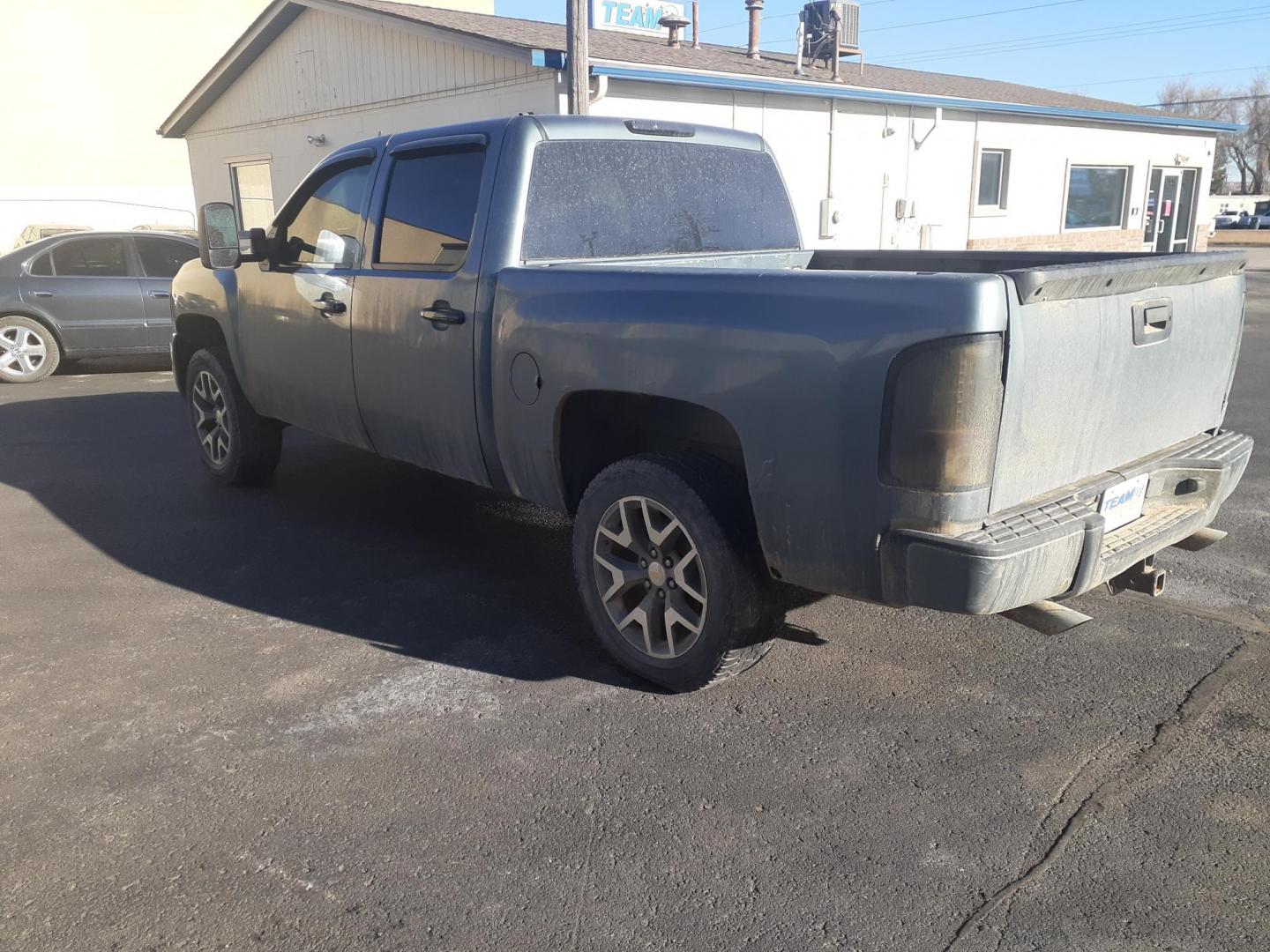 2007 Chevrolet Silverado 1500 LT1 Crew Cab 4WD (2GCEK13M471) with an 5.3L V8 OHV 16V engine, 4-Speed Automatic Overdrive transmission, located at 2015 Cambell Street, Rapid City, SD, 57701, (605) 342-8326, 44.066433, -103.191772 - CARFAX AVAILABLE CASH ONLY NO FINANCING AVAILABLE - Photo#1