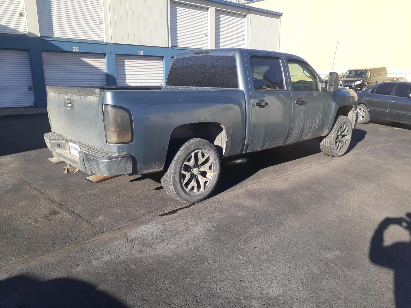 2007 Chevrolet Silverado 1500 LT1 Crew Cab 4WD (2GCEK13M471) with an 5.3L V8 OHV 16V engine, 4-Speed Automatic Overdrive transmission, located at 2015 Cambell Street, Rapid City, SD, 57701, (605) 342-8326, 44.066433, -103.191772 - CARFAX AVAILABLE CASH ONLY NO FINANCING AVAILABLE - Photo#2