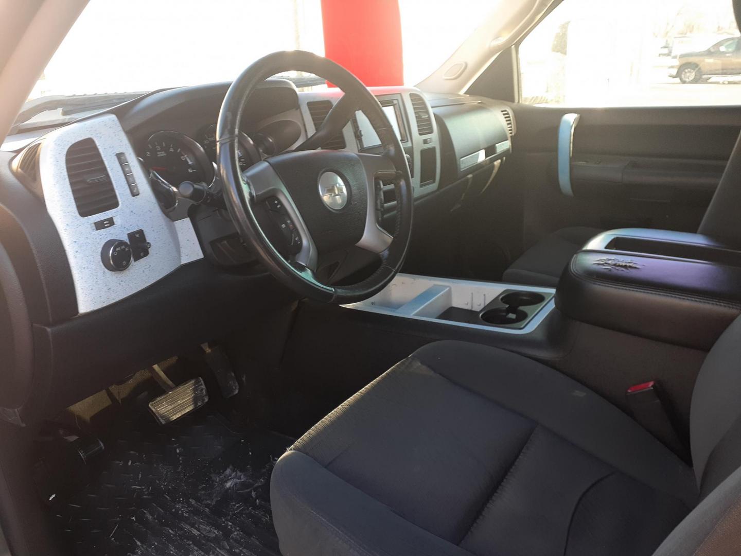 2007 Chevrolet Silverado 1500 LT1 Crew Cab 4WD (2GCEK13M471) with an 5.3L V8 OHV 16V engine, 4-Speed Automatic Overdrive transmission, located at 2015 Cambell Street, Rapid City, SD, 57701, (605) 342-8326, 44.066433, -103.191772 - CARFAX AVAILABLE CASH ONLY NO FINANCING AVAILABLE - Photo#6