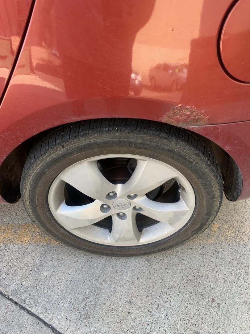 2008 Kia Rondo Base (KNAFG525887) with an 2.4L L4 DOHC 16V engine, 4-Speed Automatic Overdrive transmission, located at 2015 Cambell Street, Rapid City, SD, 57701, (605) 342-8326, 44.066433, -103.191772 - CARFAX AVAILABLE- Photo#6