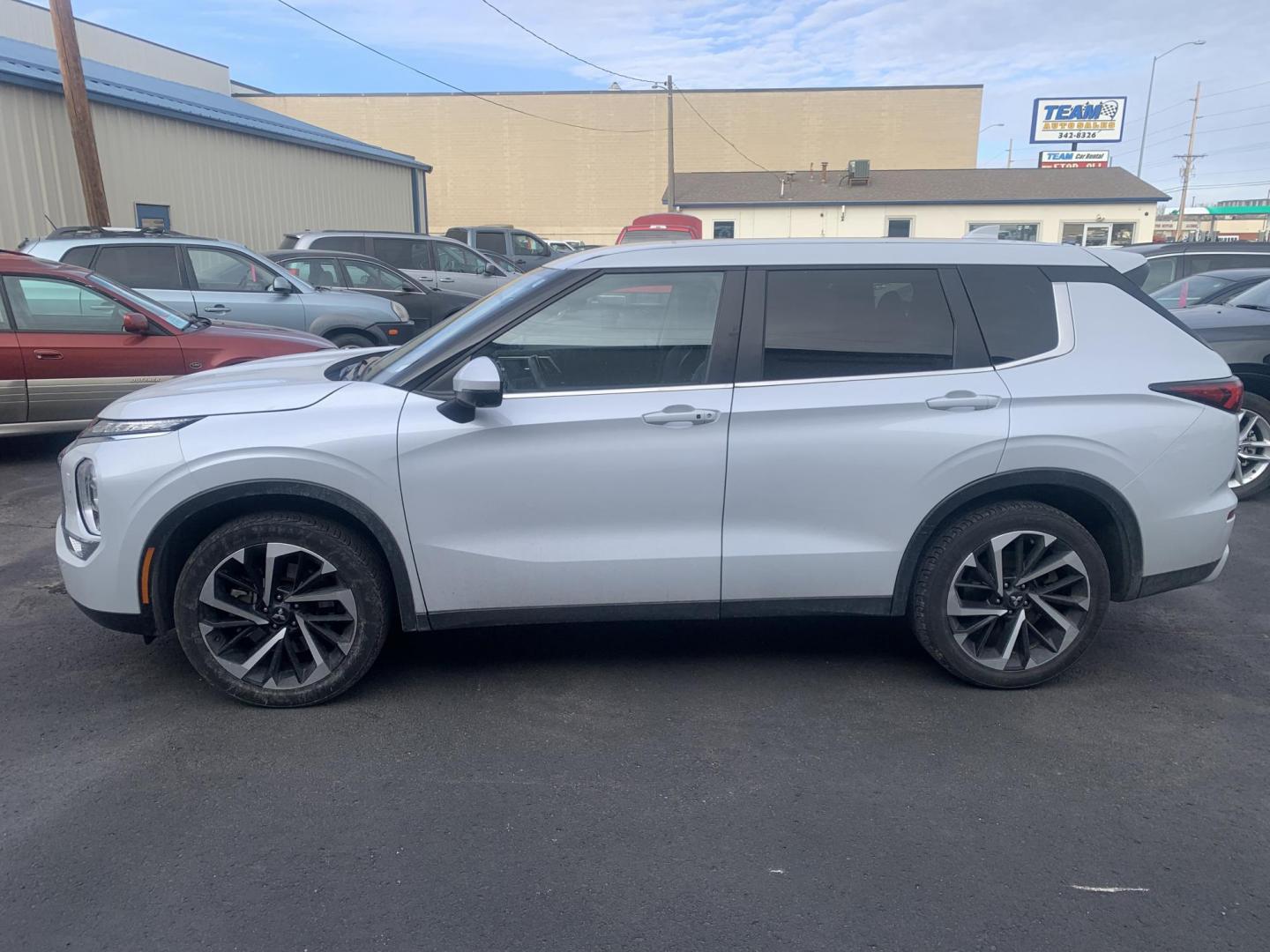 2024 Mitsubishi Outlander SE's photo