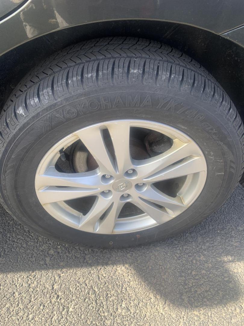 2012 Hyundai Santa Fe Limited 2.4 FWD (5XYZK3AB4CG) with an 2.4L L4 DOHC 16V engine, 6-Speed Automatic transmission, located at 2015 Cambell Street, Rapid City, SD, 57701, (605) 342-8326, 44.066433, -103.191772 - 1 OWNER WAITING ON BATH AND SERVICE CAR FAX AVAILABLE - Photo#5