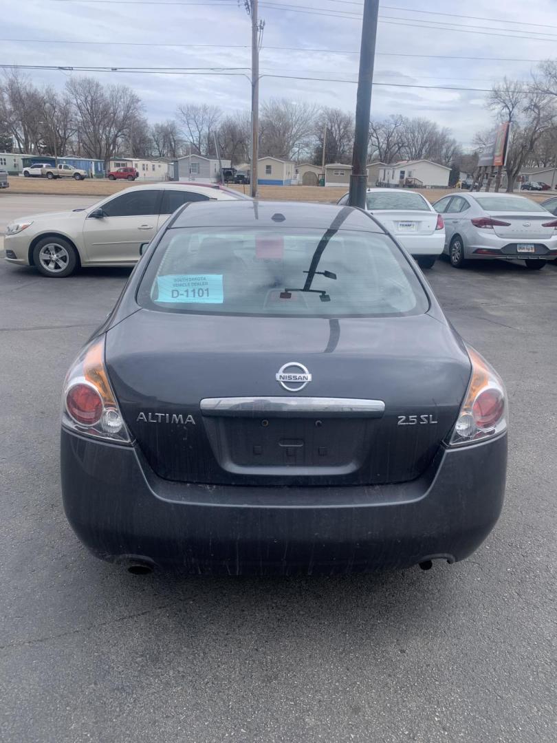 2009 Nissan Altima 2.5 (1N4AL21E79N) with an 2.5L L4 DOHC 16V engine, 6-Speed Manual Overdrive transmission, located at 2015 Cambell Street, Rapid City, SD, 57701, (605) 342-8326, 44.066433, -103.191772 - Photo#2