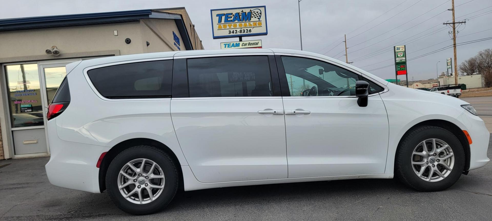 2025 White Chrysler Pacifica Select (2C4RC1BGXSR) with an 3.6L V6 DOHC 24V engine, 9A transmission, located at 2015 Cambell Street, Rapid City, SD, 57701, (605) 342-8326, 44.066433, -103.191772 - CAR FAX AVAILABLE - Photo#0
