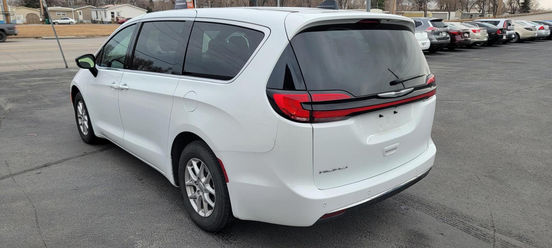 2025 White Chrysler Pacifica Select (2C4RC1BGXSR) with an 3.6L V6 DOHC 24V engine, 9A transmission, located at 2015 Cambell Street, Rapid City, SD, 57701, (605) 342-8326, 44.066433, -103.191772 - CAR FAX AVAILABLE - Photo#1