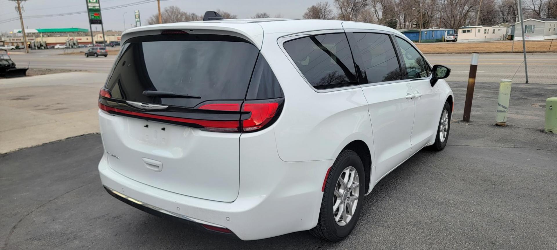 2025 White Chrysler Pacifica Select (2C4RC1BGXSR) with an 3.6L V6 DOHC 24V engine, 9A transmission, located at 2015 Cambell Street, Rapid City, SD, 57701, (605) 342-8326, 44.066433, -103.191772 - CAR FAX AVAILABLE - Photo#3