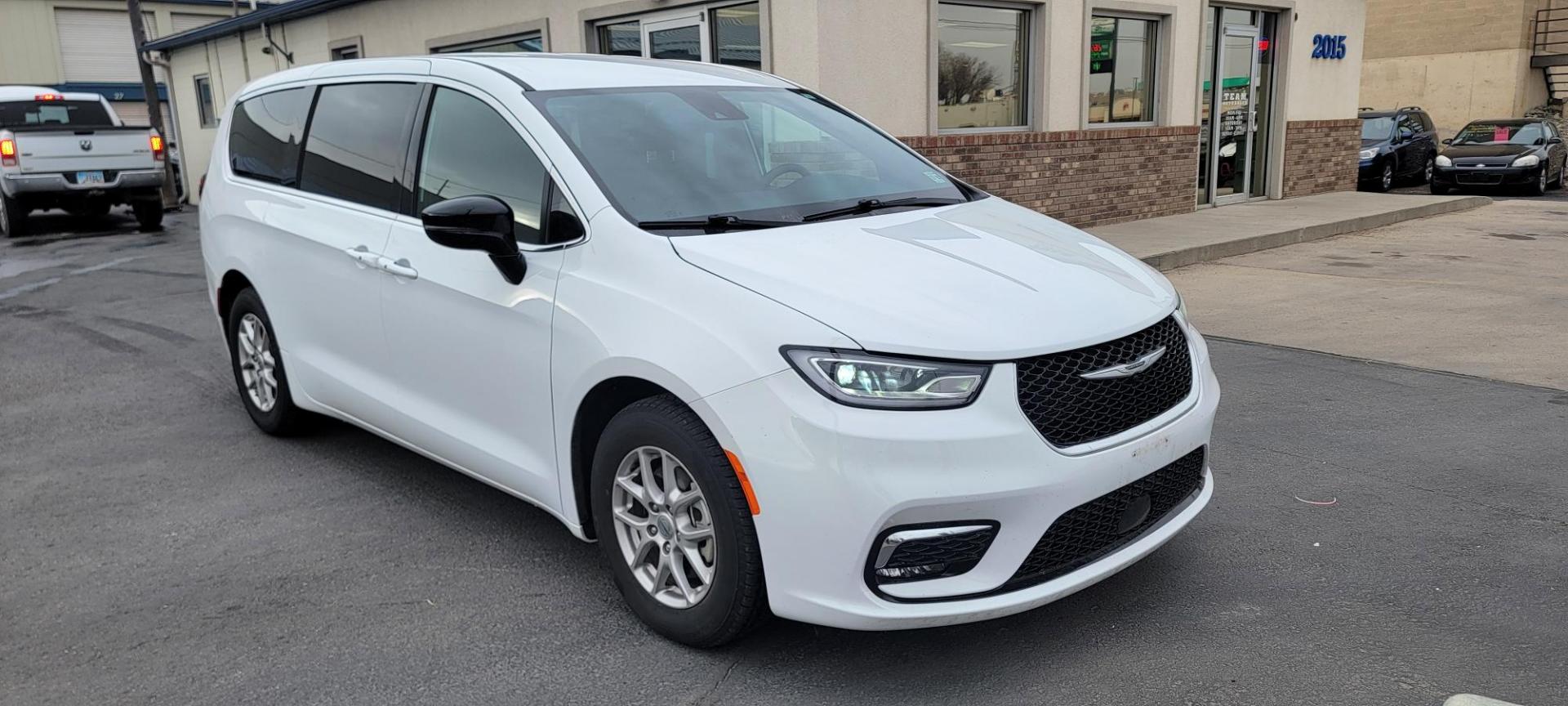 2025 White Chrysler Pacifica Select (2C4RC1BGXSR) with an 3.6L V6 DOHC 24V engine, 9A transmission, located at 2015 Cambell Street, Rapid City, SD, 57701, (605) 342-8326, 44.066433, -103.191772 - CAR FAX AVAILABLE - Photo#4