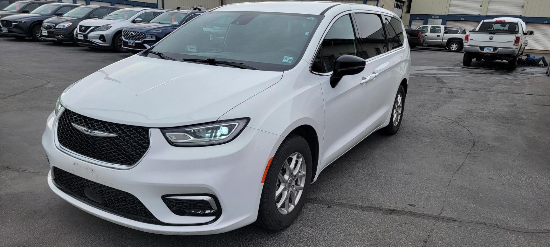 2025 White Chrysler Pacifica Select (2C4RC1BGXSR) with an 3.6L V6 DOHC 24V engine, 9A transmission, located at 2015 Cambell Street, Rapid City, SD, 57701, (605) 342-8326, 44.066433, -103.191772 - CAR FAX AVAILABLE - Photo#6