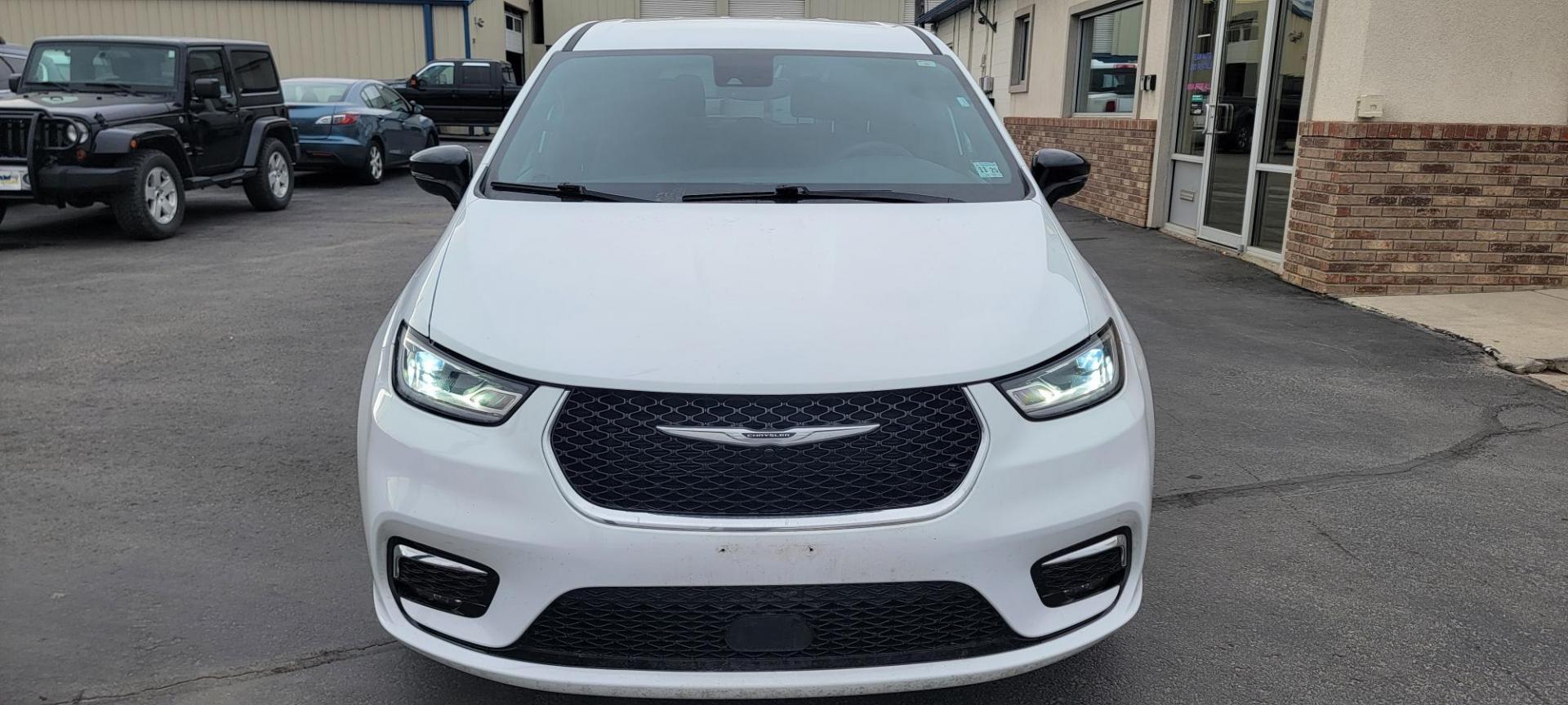 2025 White Chrysler Pacifica Select (2C4RC1BGXSR) with an 3.6L V6 DOHC 24V engine, 9A transmission, located at 2015 Cambell Street, Rapid City, SD, 57701, (605) 342-8326, 44.066433, -103.191772 - CAR FAX AVAILABLE - Photo#5