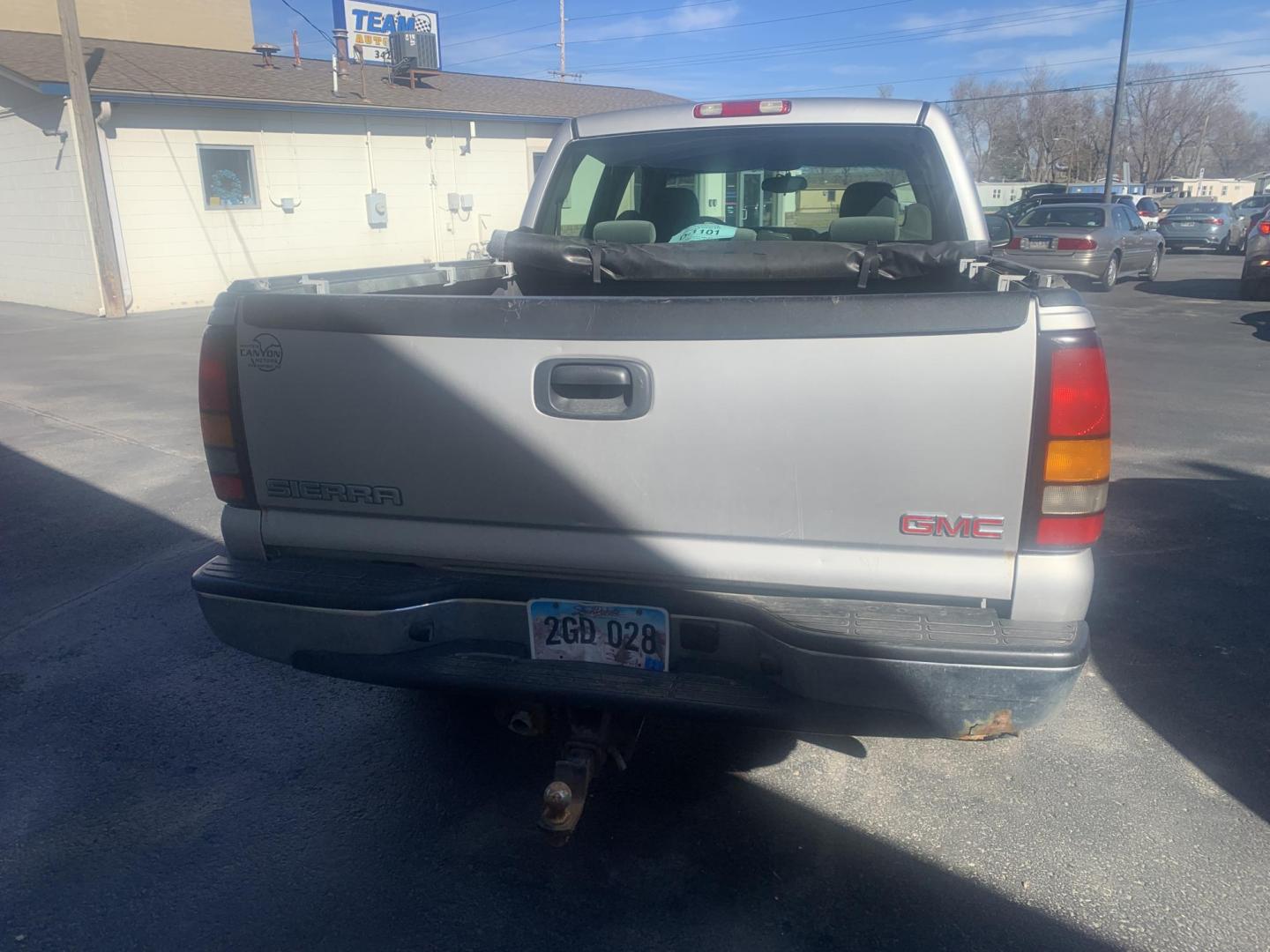 2006 GMC Sierra 1500 SL Crew Cab 4WD (2GTEK13V961) with an 4.8L V8 OHV 16V engine, 4-Speed Automatic Overdrive transmission, located at 2015 Cambell Street, Rapid City, SD, 57701, (605) 342-8326, 44.066433, -103.191772 - Photo#3