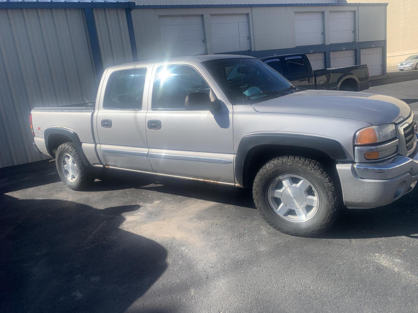 2006 GMC Sierra 1500 SL Crew Cab 4WD (2GTEK13V961) with an 4.8L V8 OHV 16V engine, 4-Speed Automatic Overdrive transmission, located at 2015 Cambell Street, Rapid City, SD, 57701, (605) 342-8326, 44.066433, -103.191772 - Photo#2
