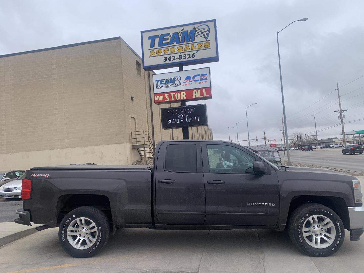 2016 Chevrolet Silverado 1500 LT Double Cab 4WD (1GCVKREC9GZ) with an 5.3L V8 OHV 16V engine, 6A transmission, located at 2015 Cambell Street, Rapid City, SD, 57701, (605) 342-8326, 44.066433, -103.191772 - LOCAL CREDIT UNION FINANCING AVAILABLE/ CARFAX AVAILABLE - Photo#0