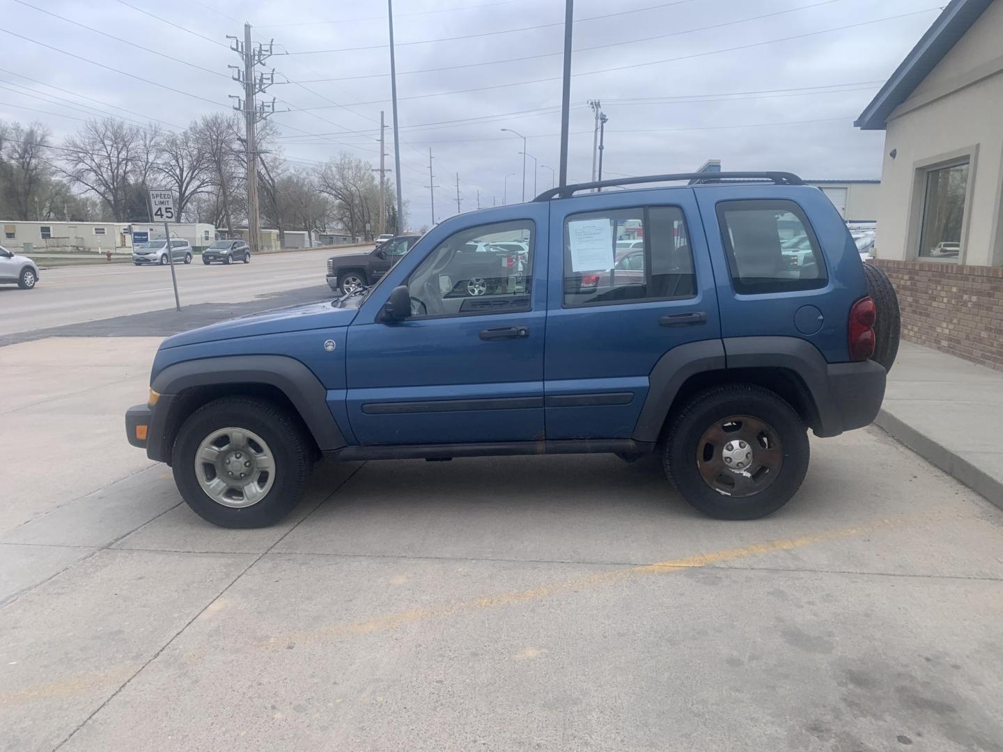 2006 Jeep Liberty Sport 4WD (1J4GL48K46W) with an 3.7L V6 SOHC 12V engine, located at 2015 Cambell Street, Rapid City, SD, 57701, (605) 342-8326, 44.066433, -103.191772 - Photo#3