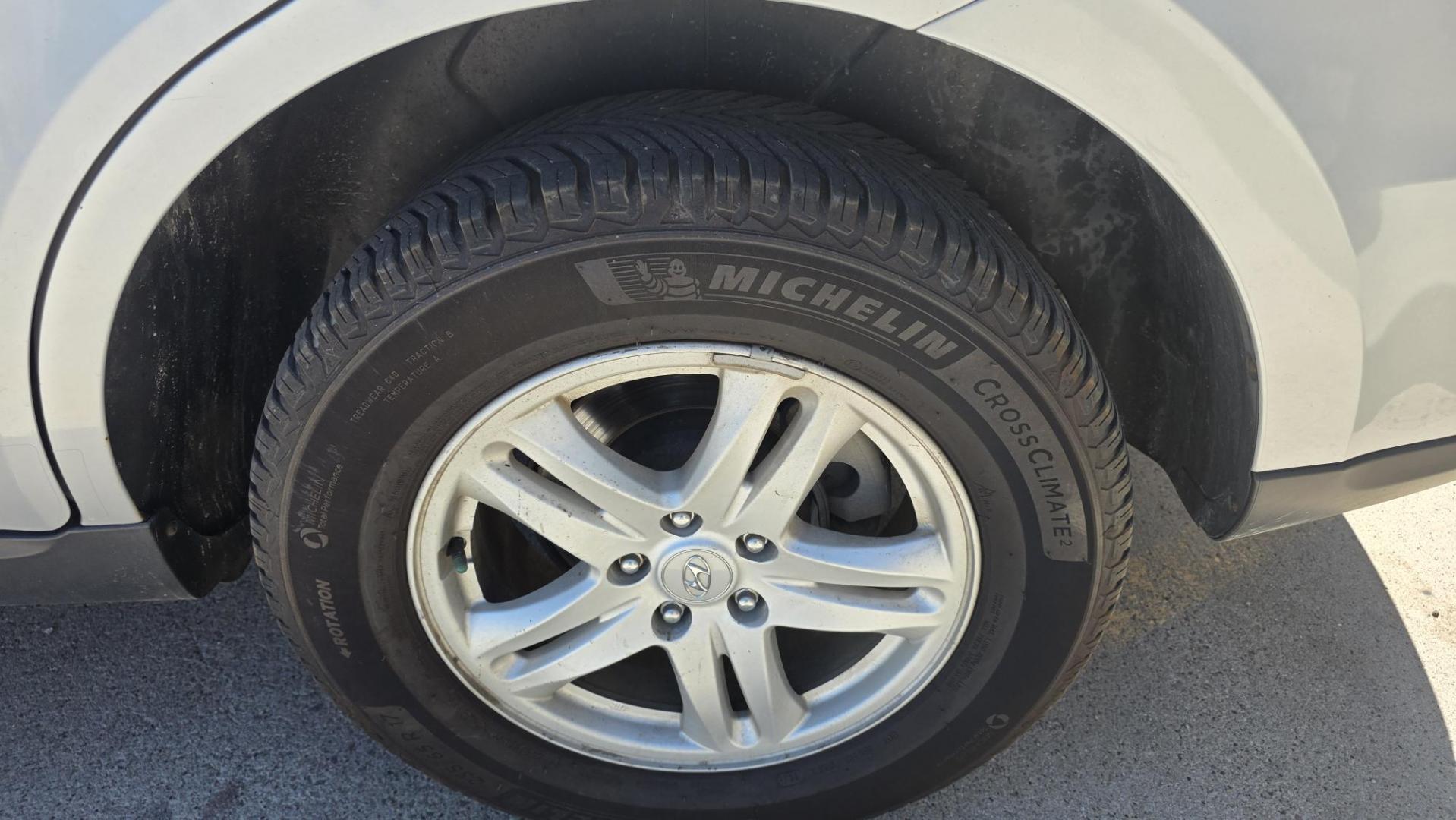 2010 Hyundai Santa Fe GLS 2.4 FWD (5NMSG3AB7AH) with an 2.4L L4 DOHC 16V engine, 6-Speed Automatic transmission, located at 2015 Cambell Street, Rapid City, SD, 57701, (605) 342-8326, 44.066433, -103.191772 - Photo#6