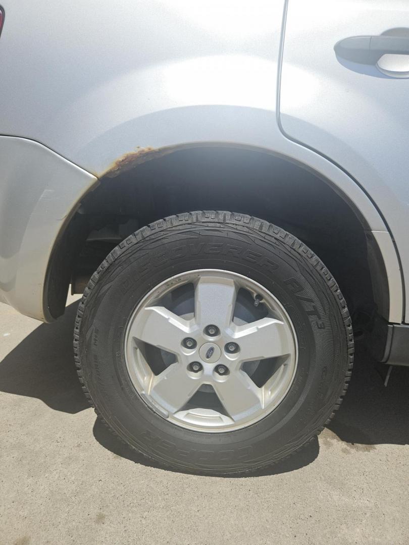 2010 Ford Escape XLT 4WD (1FMCU9D79AK) with an 2.5L L4 DOHC 16V engine, 6-Speed Automatic transmission, located at 2015 Cambell Street, Rapid City, SD, 57701, (605) 342-8326, 44.066433, -103.191772 - CARFAX AVAILABLE - Photo#4