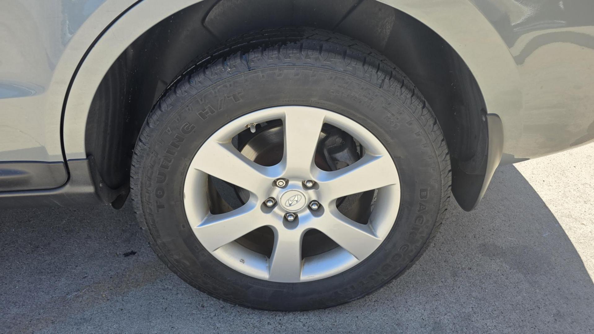 2009 Hyundai Santa Fe Limited AWD (5NMSH73E39H) with an 3.3L V6 DOHC 24V engine, 5-Speed Automatic transmission, located at 2015 Cambell Street, Rapid City, SD, 57701, (605) 342-8326, 44.066433, -103.191772 - arriving soon - Photo#6