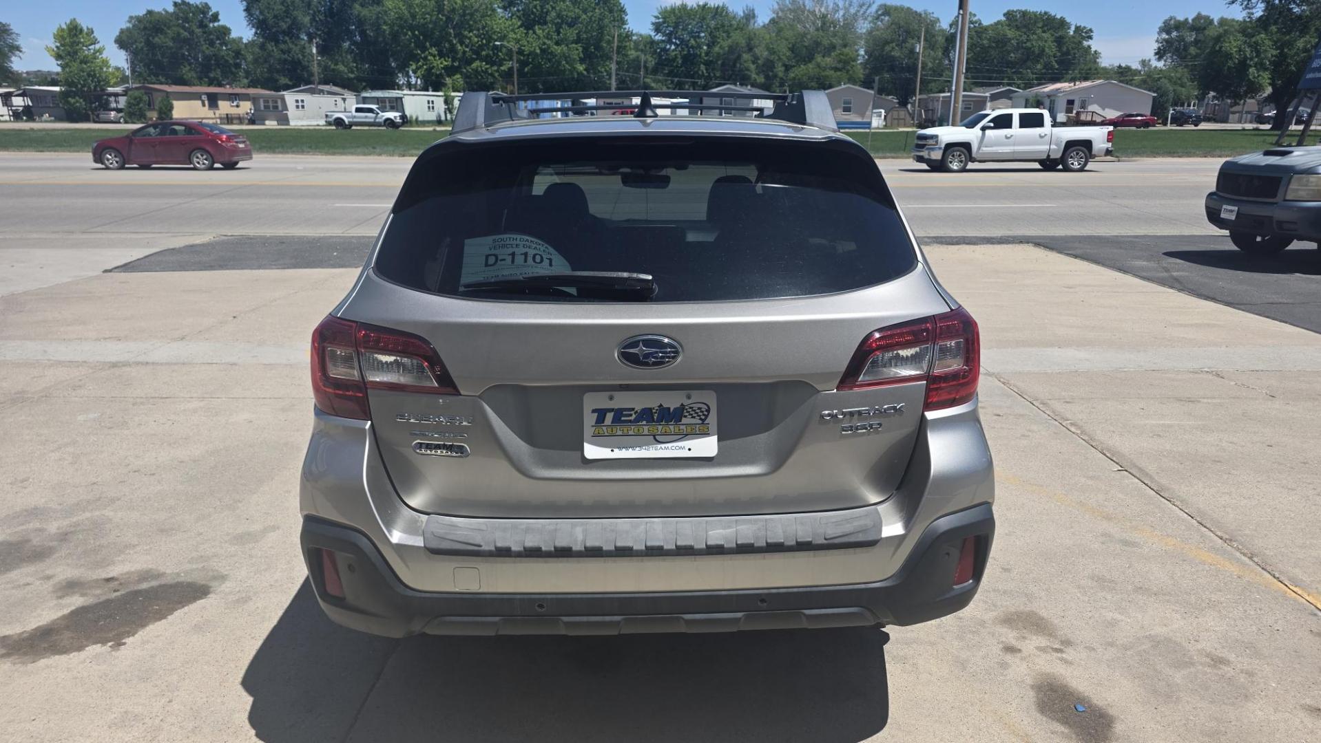 2018 Subaru Outback 3.6R Limited (4S4BSENC5J3) with an 3.6L H6 DOHC 24V engine, CVT transmission, located at 2015 Cambell Street, Rapid City, SD, 57701, (605) 342-8326, 44.066433, -103.191772 - Photo#3