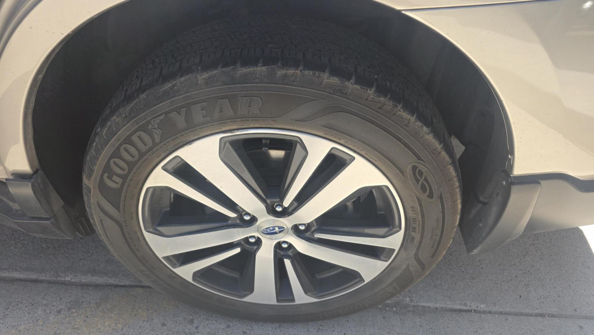2018 Subaru Outback 3.6R Limited (4S4BSENC5J3) with an 3.6L H6 DOHC 24V engine, CVT transmission, located at 2015 Cambell Street, Rapid City, SD, 57701, (605) 342-8326, 44.066433, -103.191772 - Photo#6