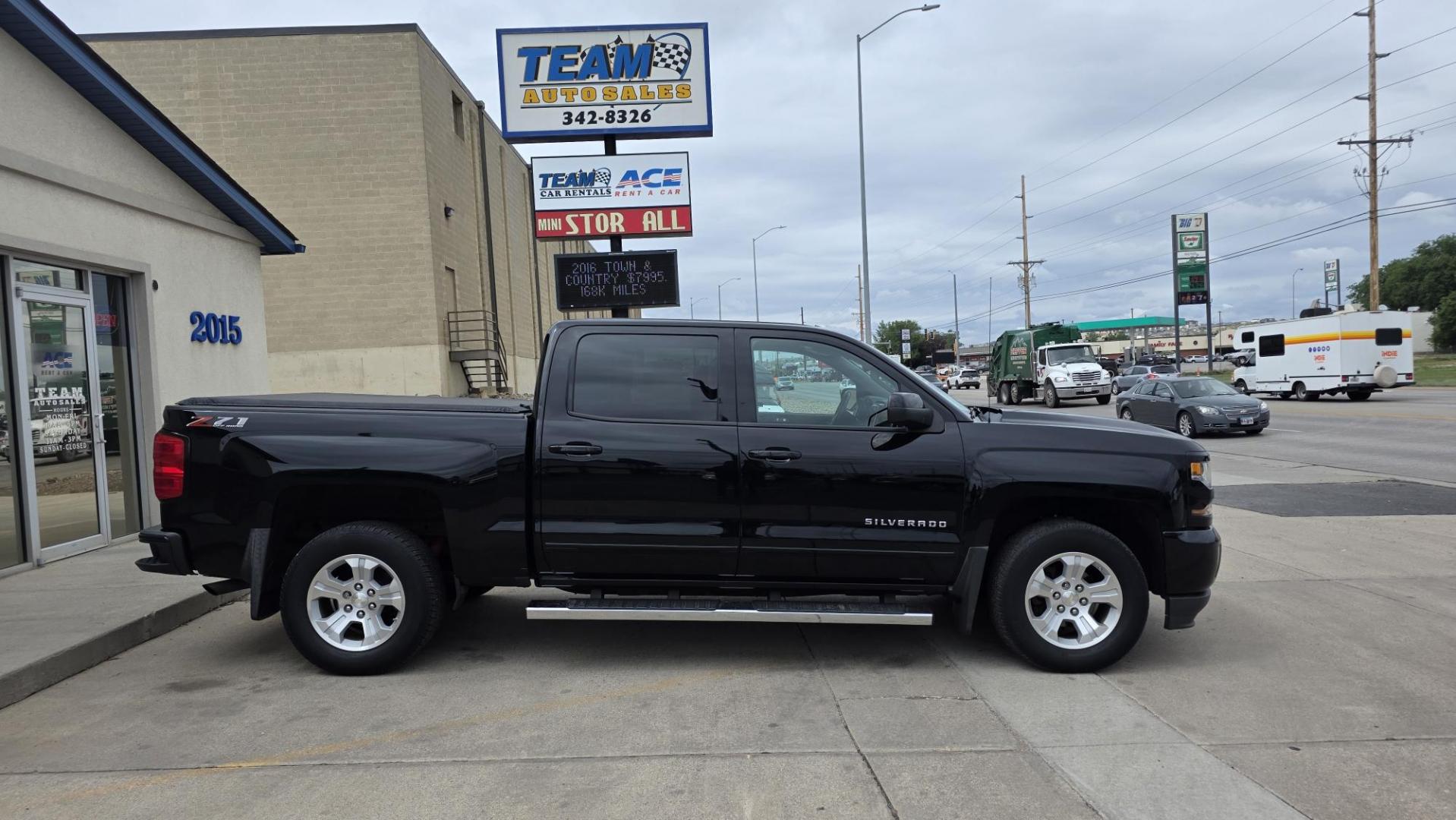 2018 Chevrolet Silverado 1500 LT Crew Cab Long Box 4WD (3GCUKRECXJG) with an 5.3L V8 OHV 16V engine, 6A transmission, located at 2015 Cambell Street, Rapid City, SD, 57701, (605) 342-8326, 44.066433, -103.191772 - 1 OWNER- Photo#0