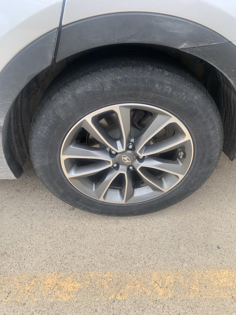 2017 Hyundai Santa Fe SE AWD (KM8SMDHF7HU) with an 3.3L V6 DOHC 24V engine, 6A transmission, located at 2015 Cambell Street, Rapid City, SD, 57701, (605) 342-8326, 44.066433, -103.191772 - CASH ONLY RECENT TRADE- Photo#6