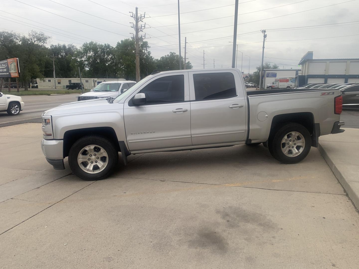 2017 Chevrolet Silverado 1500 LT Crew Cab 4WD (3GCUKREC6HG) with an 5.3L V8 OHV 16V engine, 6A transmission, located at 2015 Cambell Street, Rapid City, SD, 57701, (605) 342-8326, 44.066433, -103.191772 - car fax available- Photo#2